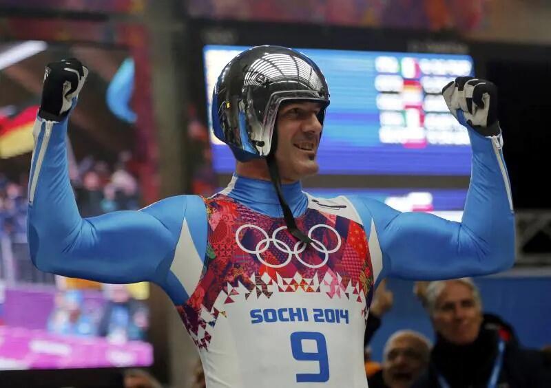Armin Zoeggler celebra dopo una vittoria. 