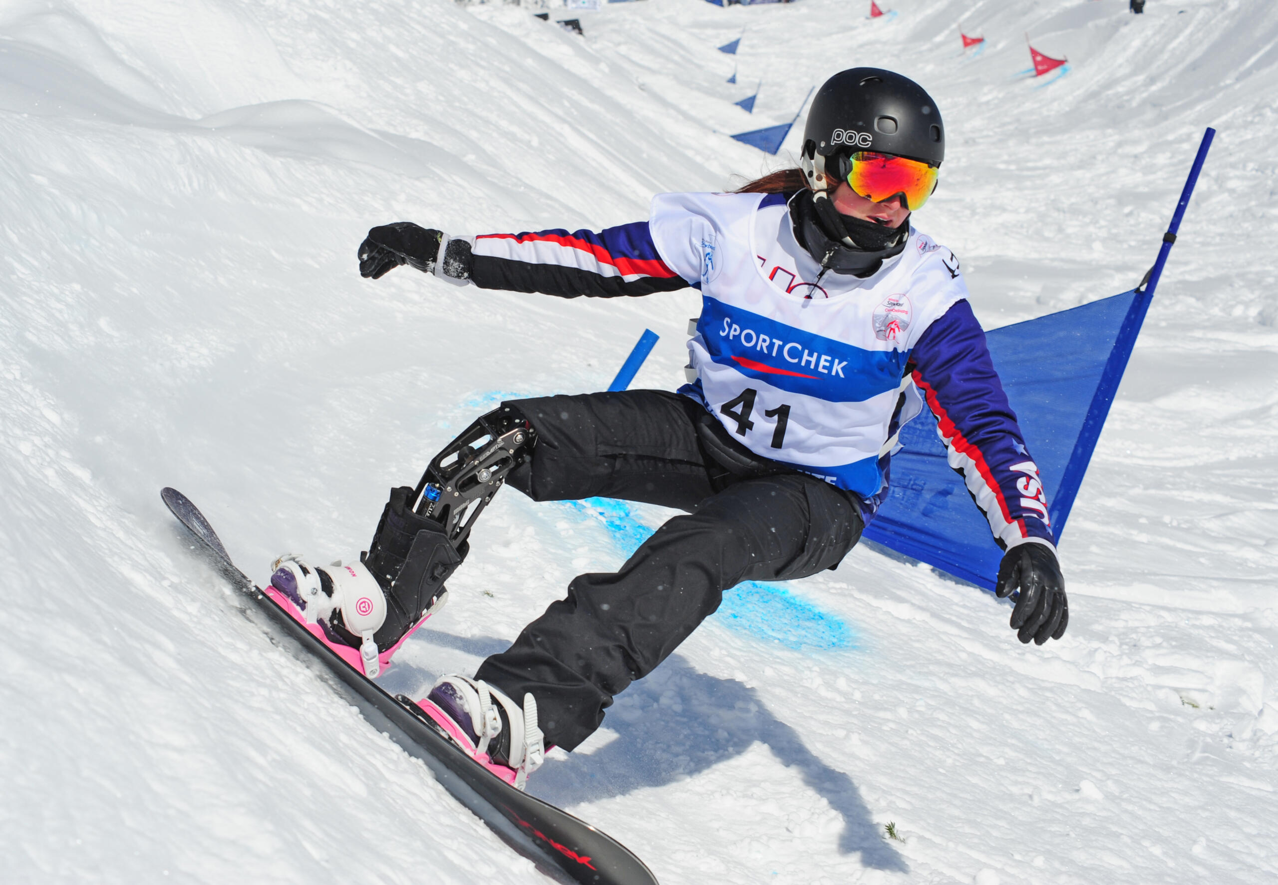 Brenna Huckaby scende le piste a tutte velocità sul suo snowboard. 