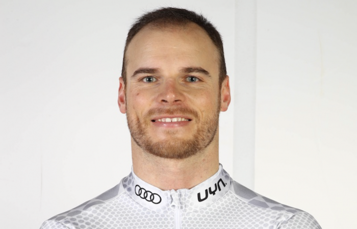 Una foto di Giuliano Razzoli sorridente. 