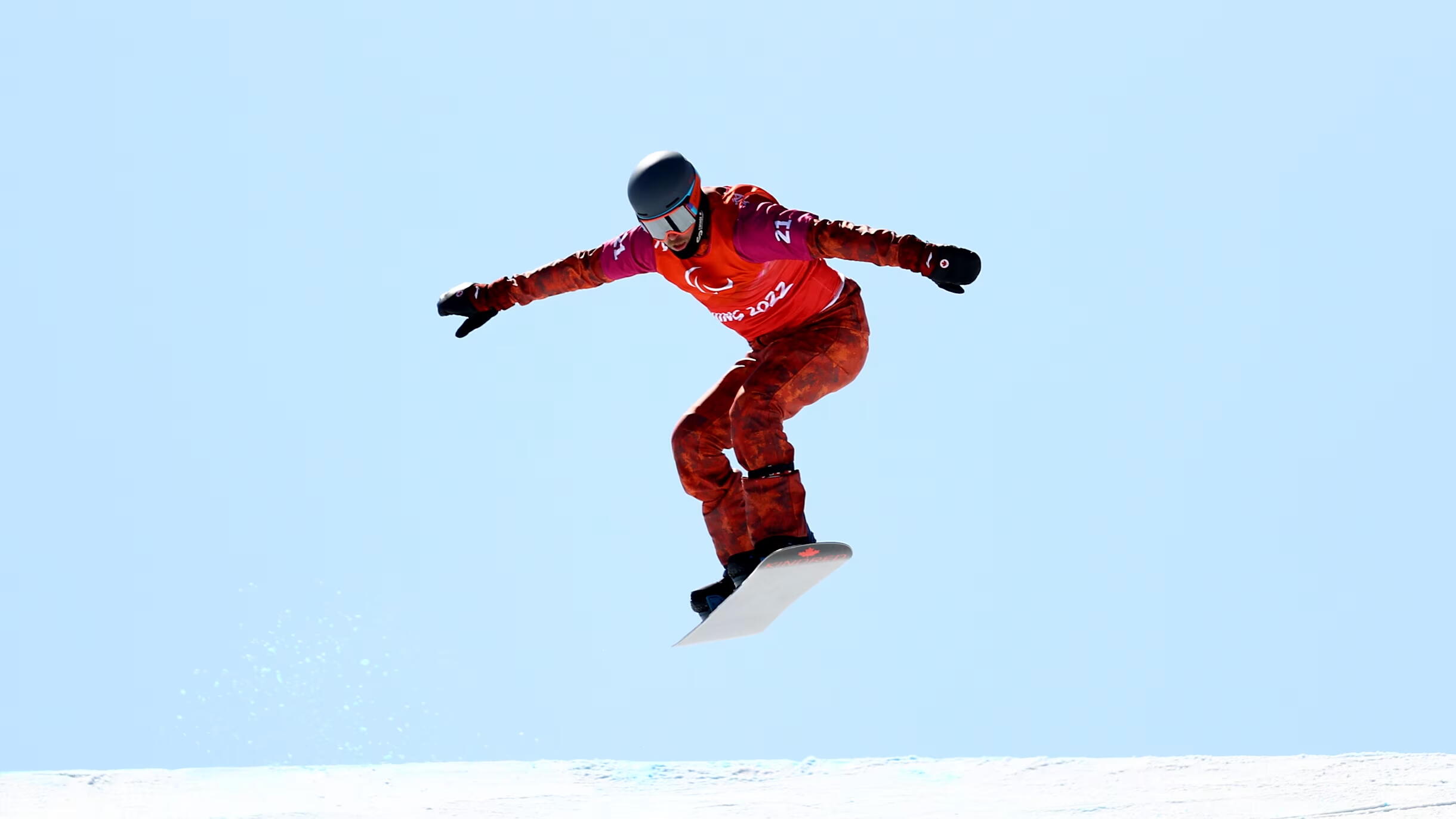 Tyler Turner esegue un salto sul suo snowboard. 