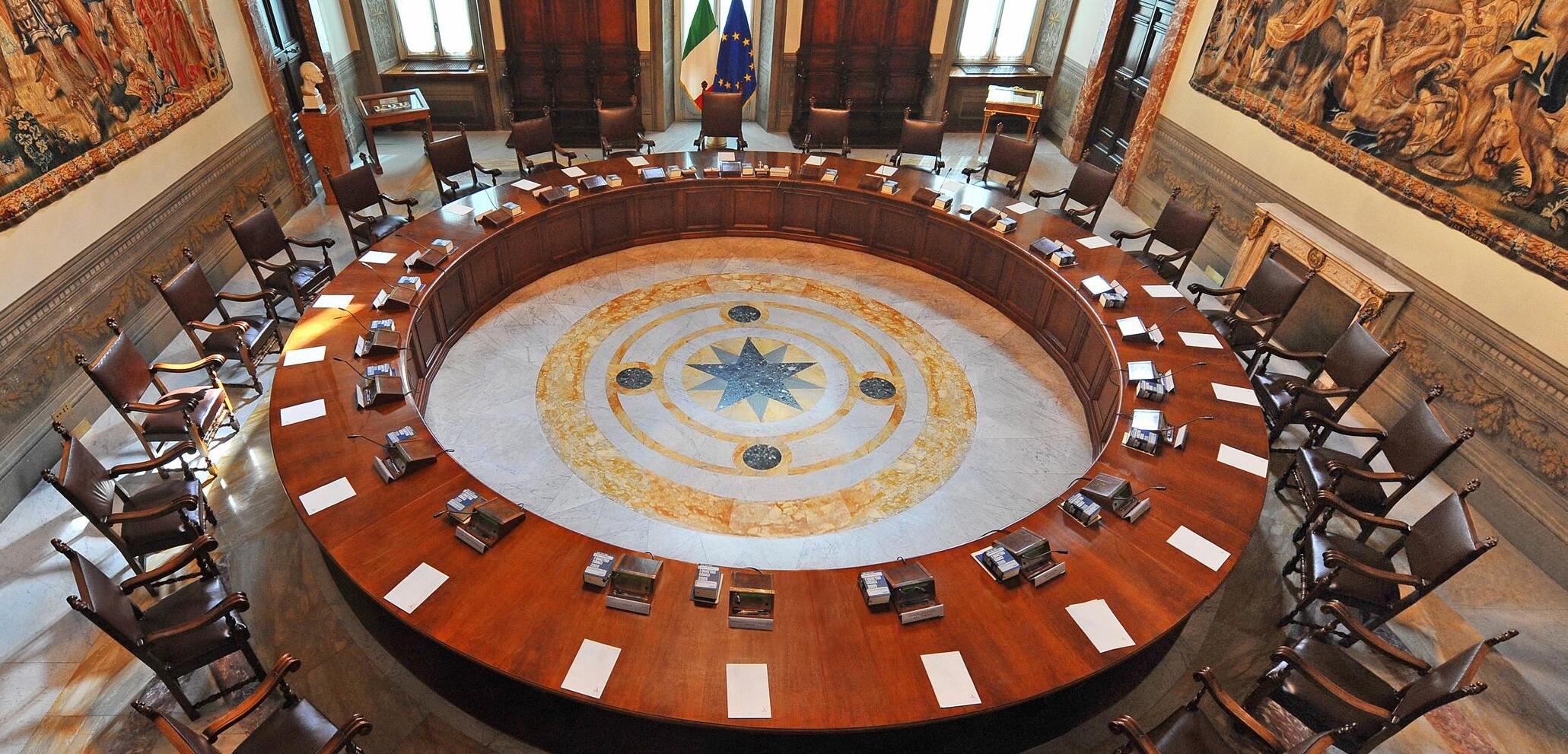 La sala del consiglio dei ministri in cui avvengono le riunioni del governo italiano. 