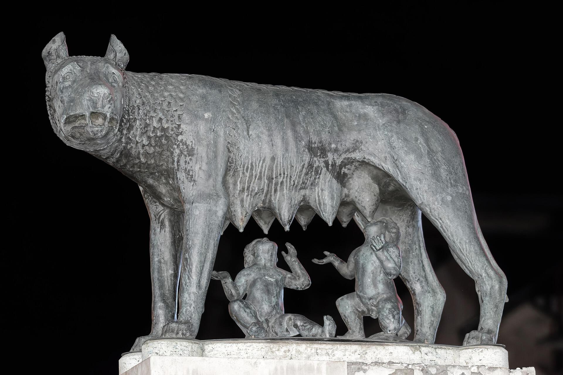 Una statua rappresentante la lupa di Roma mentre allatta Romolo e Remo. 