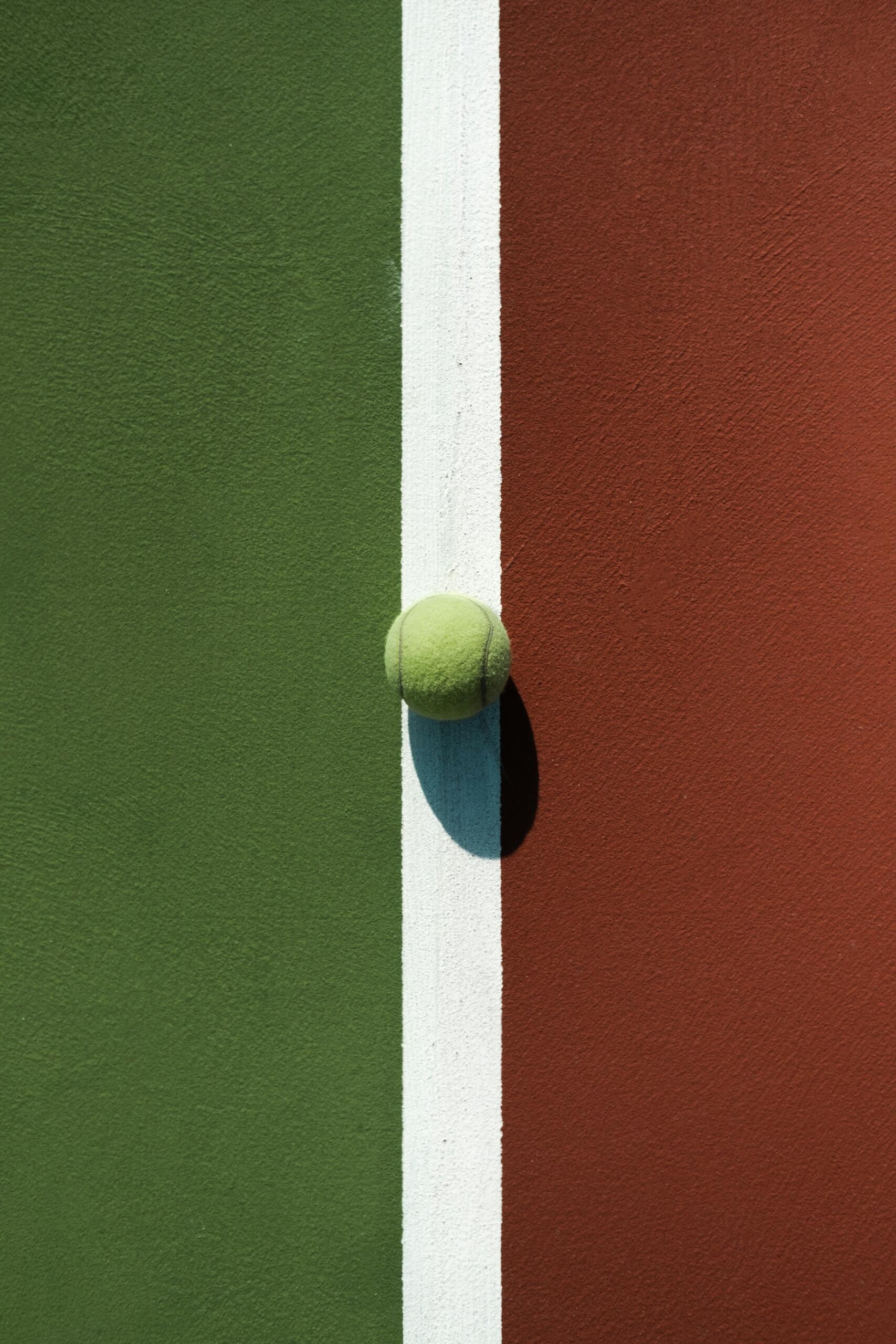 Una "palla al centro" di un campo con i colori della bandiera italiana. 