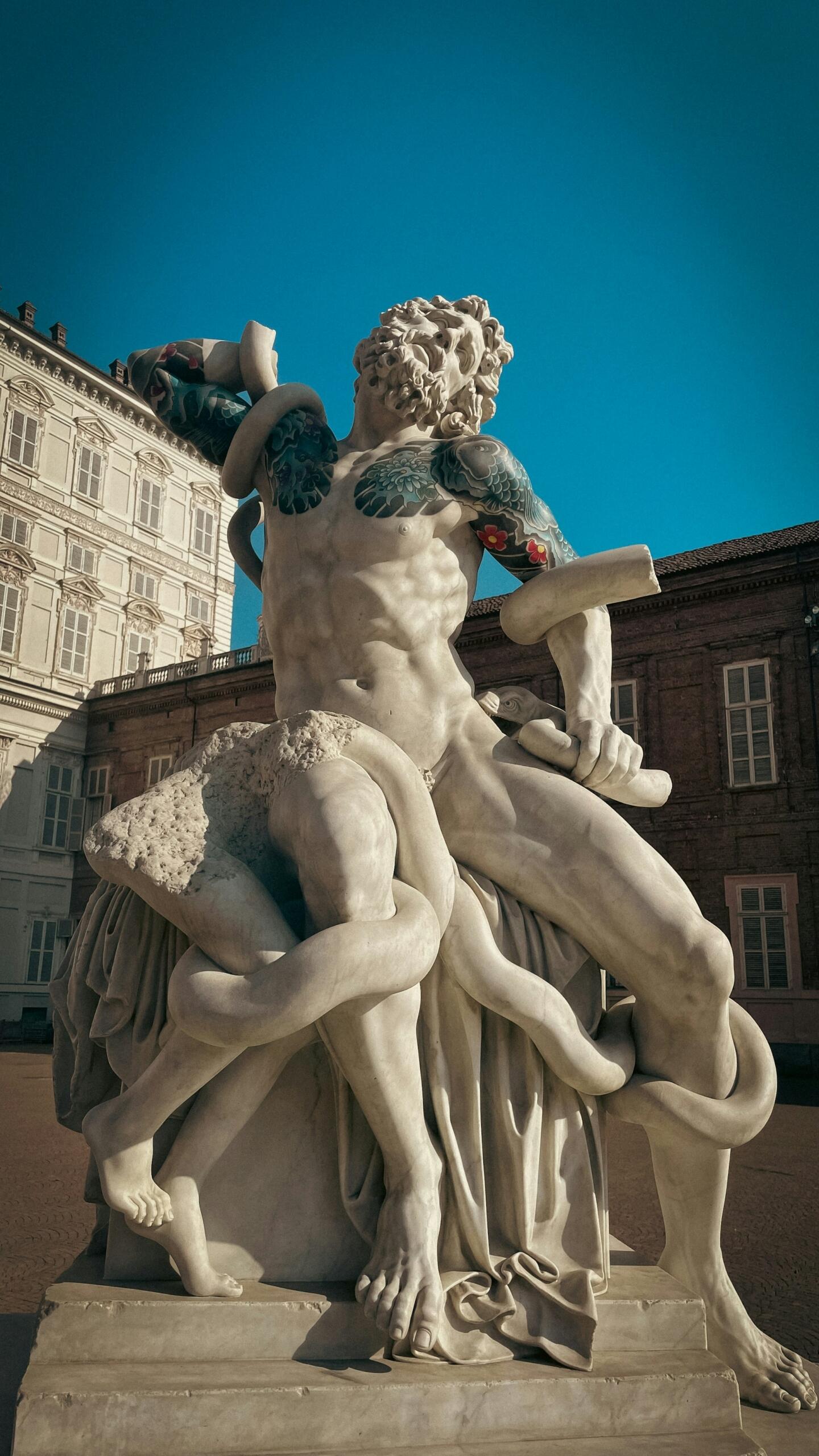 Una riproduzione di una statua classica ma col corpo tatuato. 