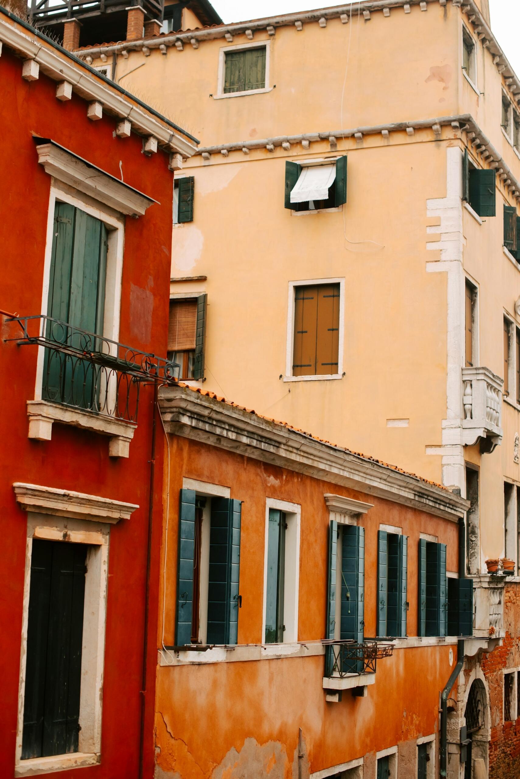 Un panorame di colori caldi nelle calle veneziane. 