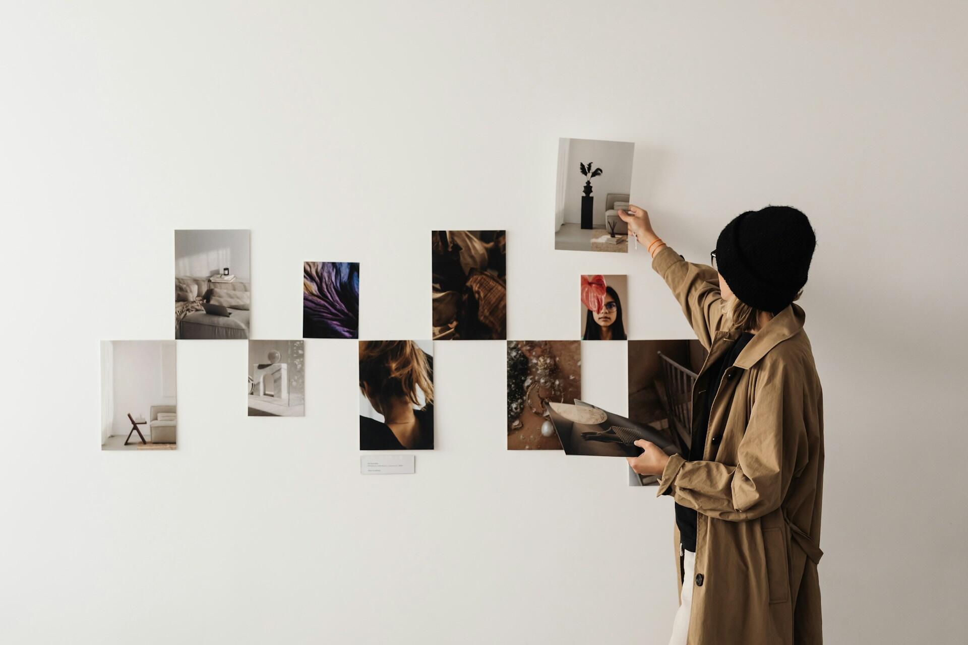 Un artista espone le sue fotografie in uno spazio espositivo che potresti trovare ad Arte Fiera. 