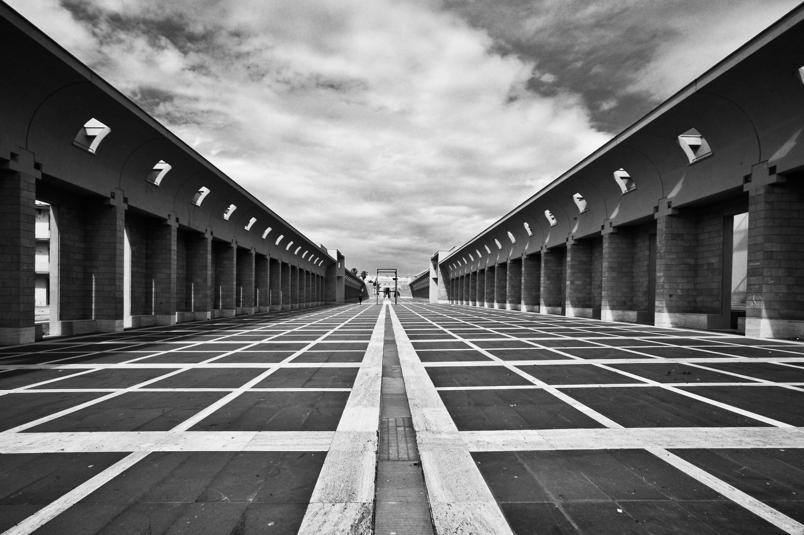 Una panoramica in bianco e nero del sistema delle piazze di Gibellina. 