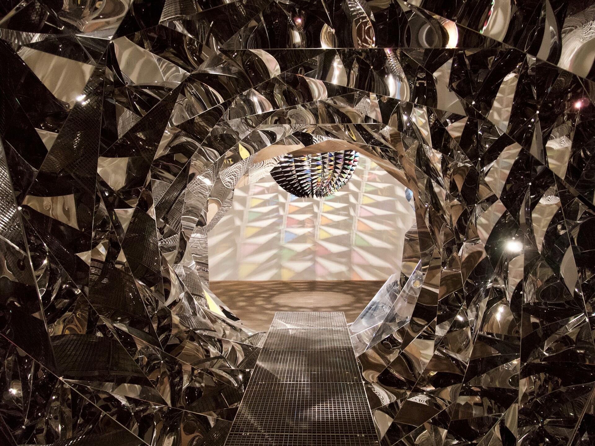 Un'installazione artistica fatta di specchi e riflessi. 