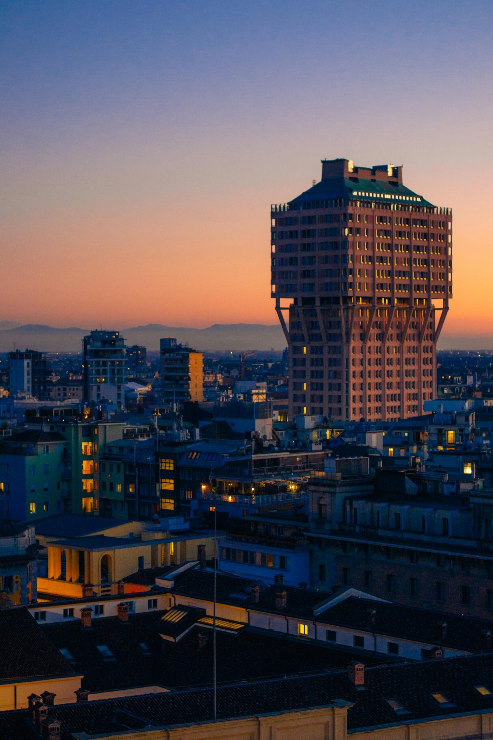 Un panorama su Milano al tramonto. 