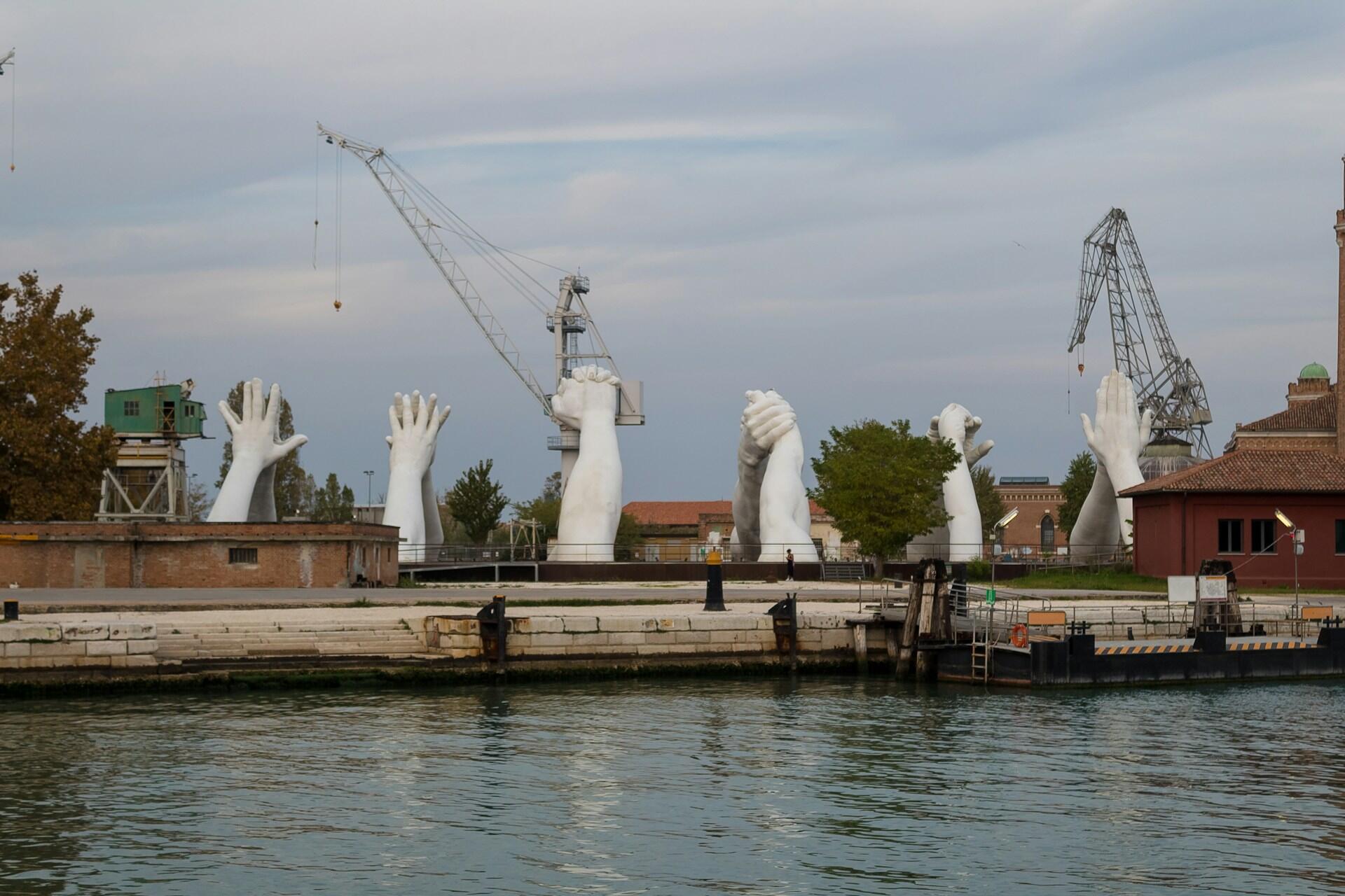 Una foto del cantiere per montare la monumentale opera di Lorenzo Quinn. 