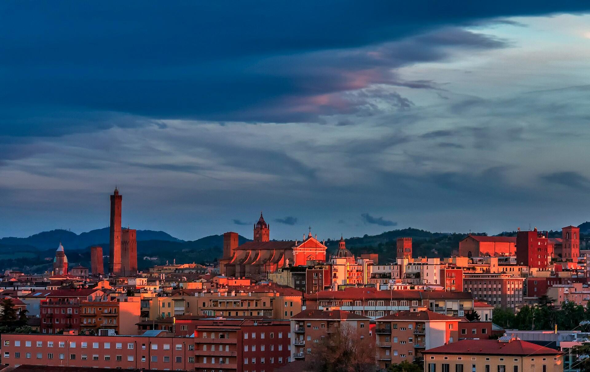 Un panorama sulla città di Bologna al tramonto. 