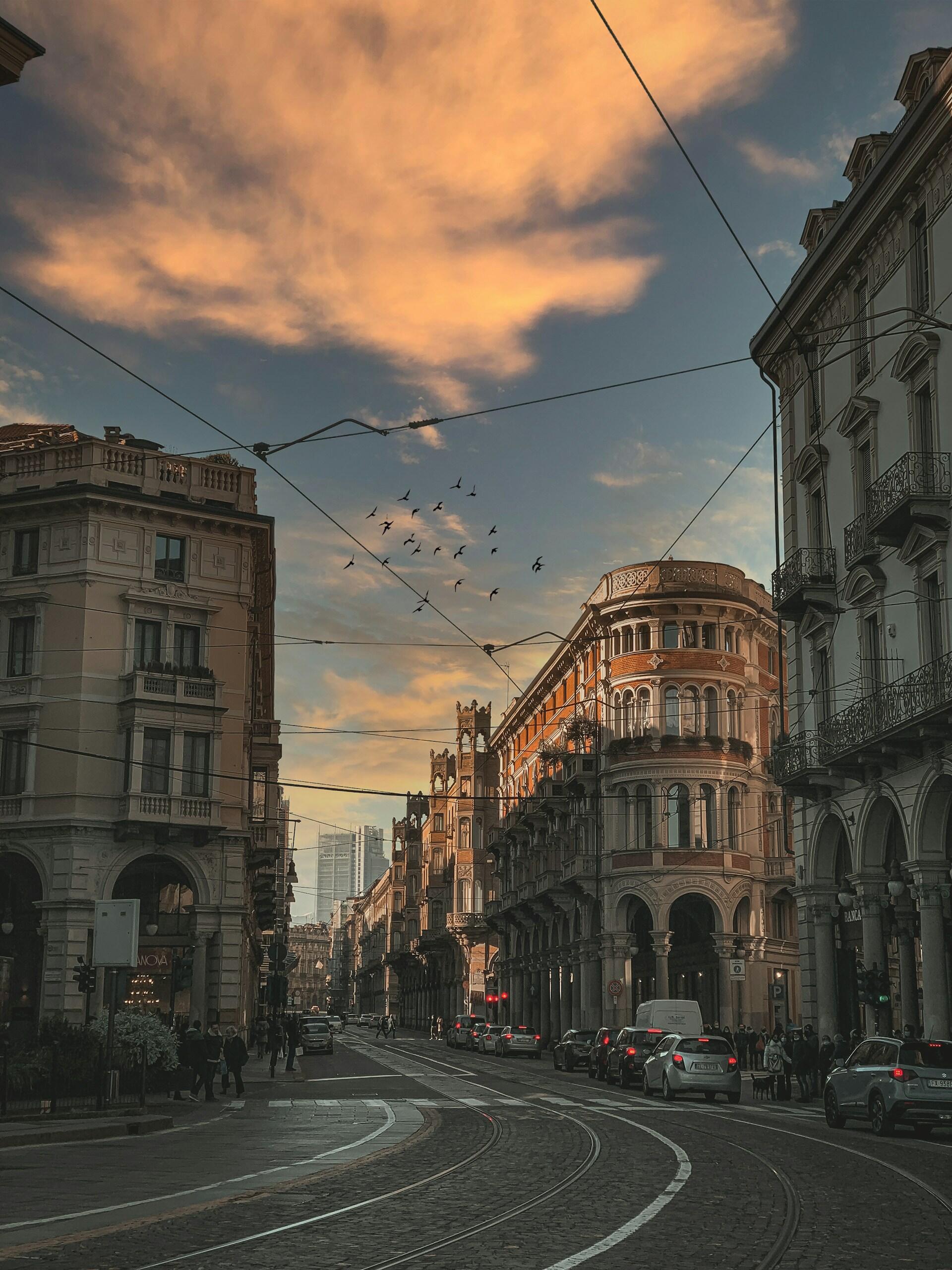 Uno scorcio di un viale torinese al tramonto. 