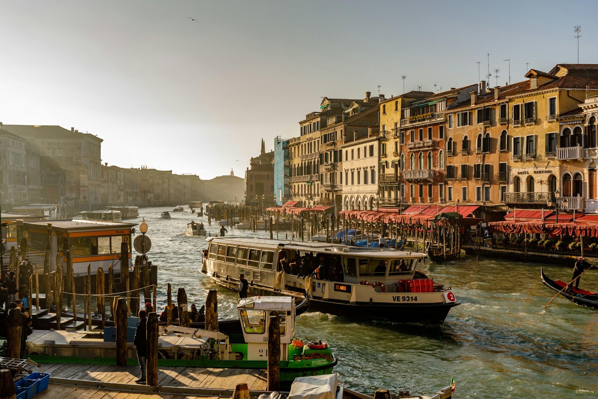 Un vaporetto nel Canal Grande a Venezia.