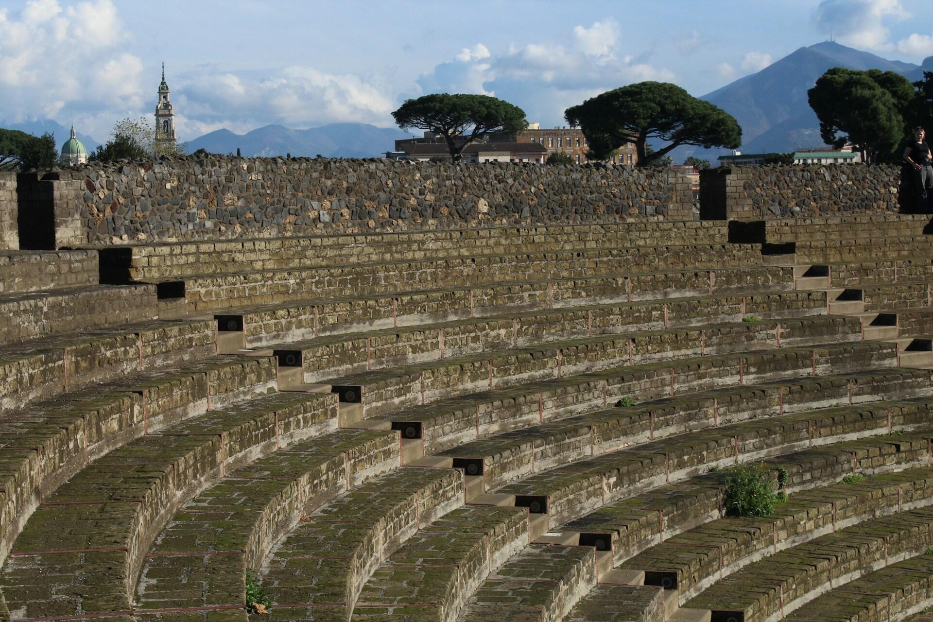 Anfiteatro di pompei: storia pompei eruzione.