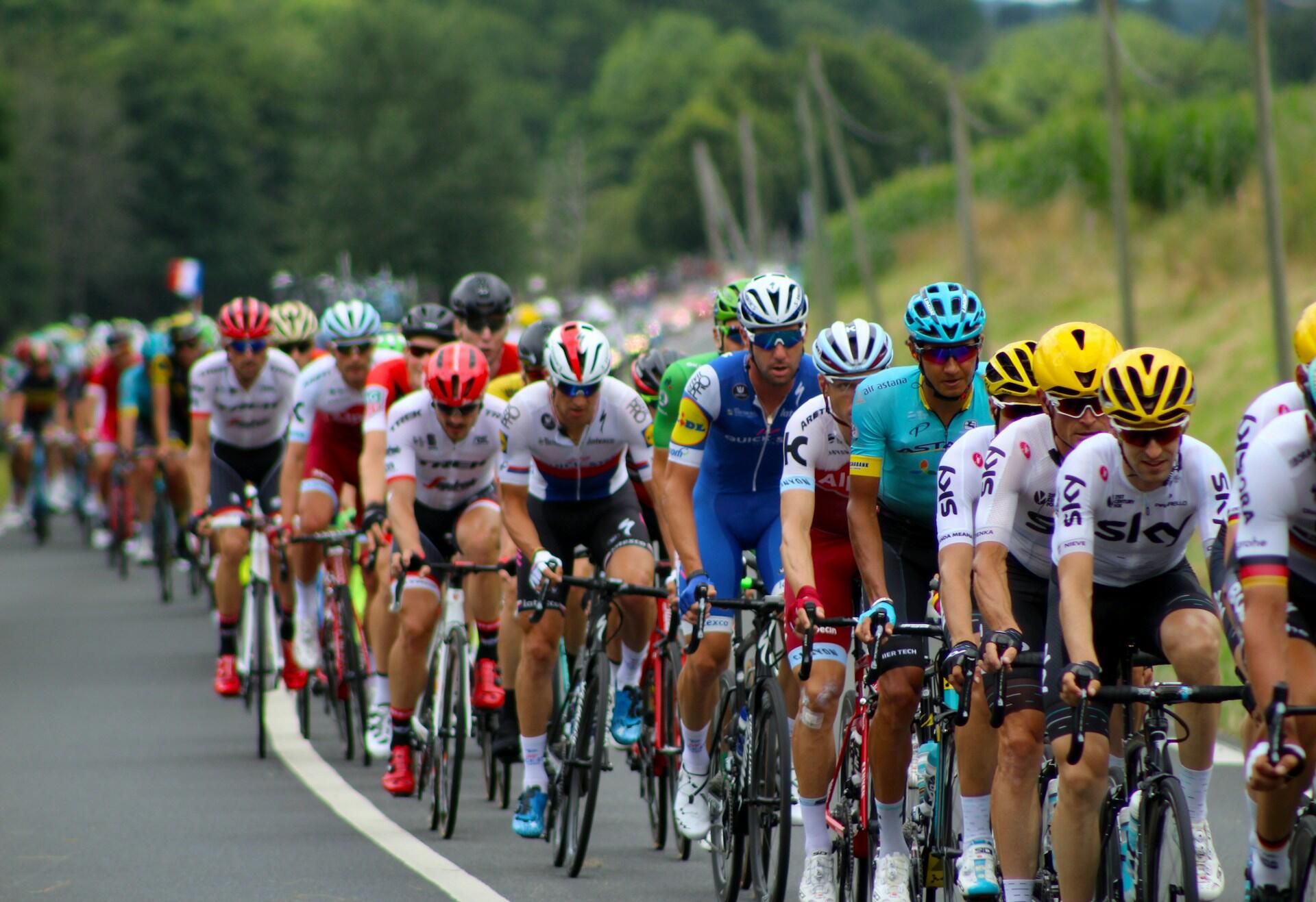 Ciclisti affrontano tutte le tappe del tour de france.