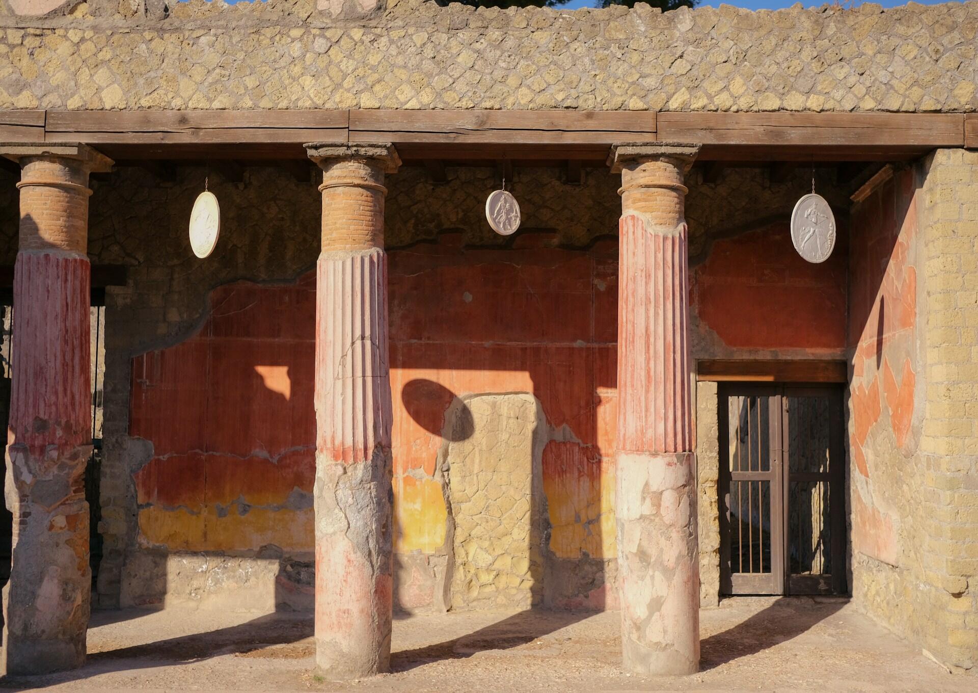 Colonne e affreschi nel sito di Pompei, fondamentali per avere informaazioni su Pompei.