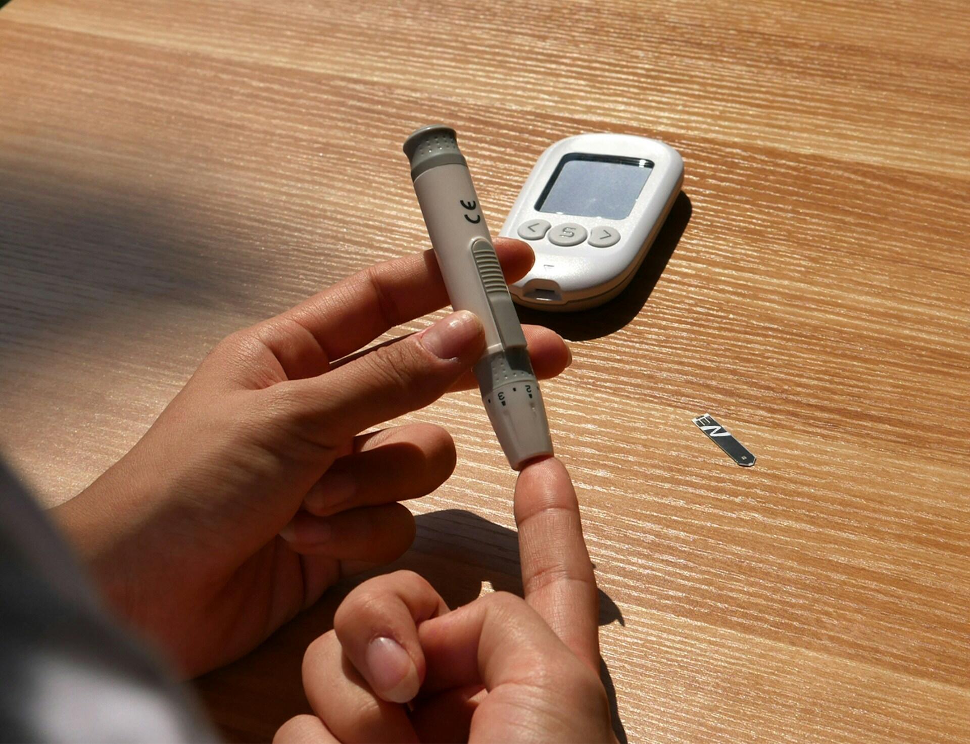 Persona diabetica misura i propri valori: il diabete è dovuto a un problema della respirazione cellulare.