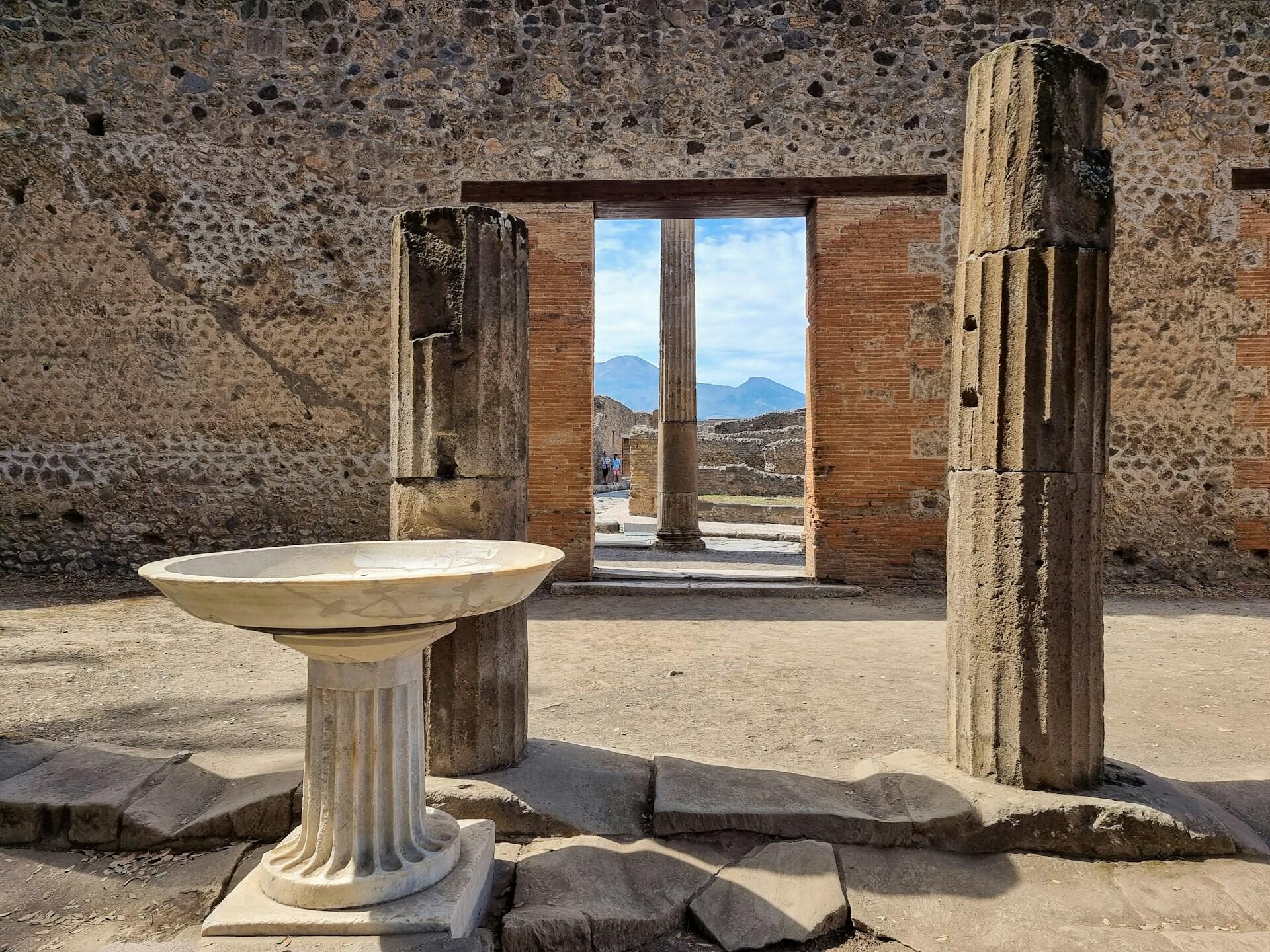 Dettaglio del sito di Pompei e il Vesuvio sullo sfondo.