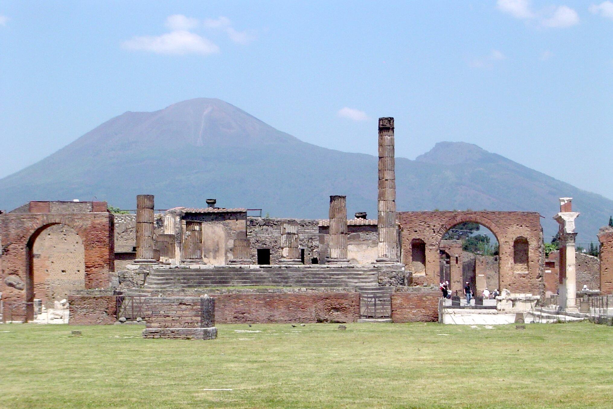 Resti archelogici di Pompei e il Vesuvio.