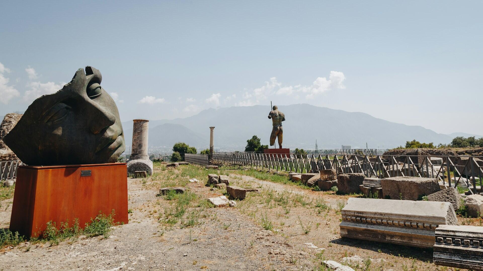 Resti di Pompei e il Vesuvio sullo sfondo.
