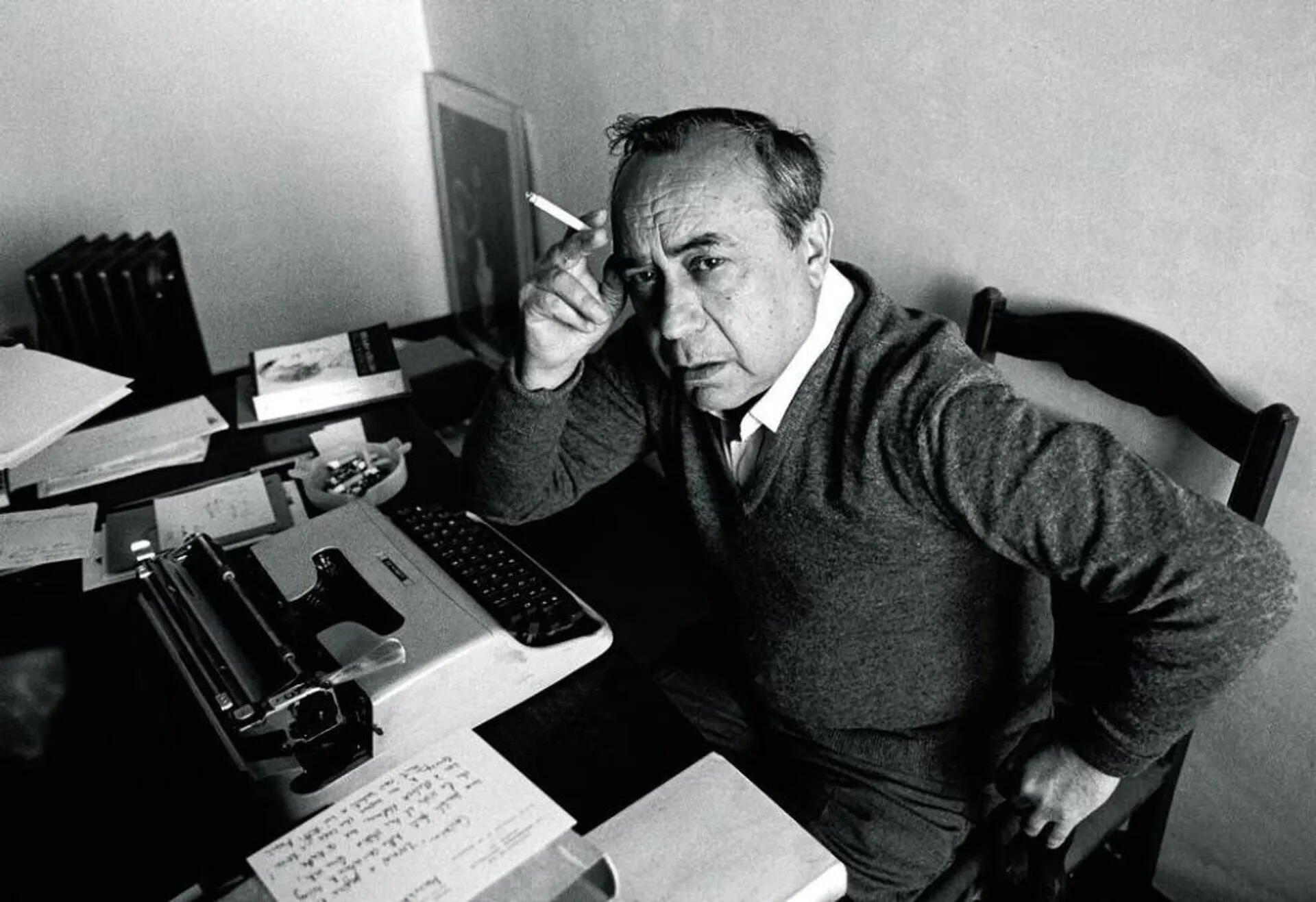 Leonardo Sciascia davanti alla sua macchina da scrivere.