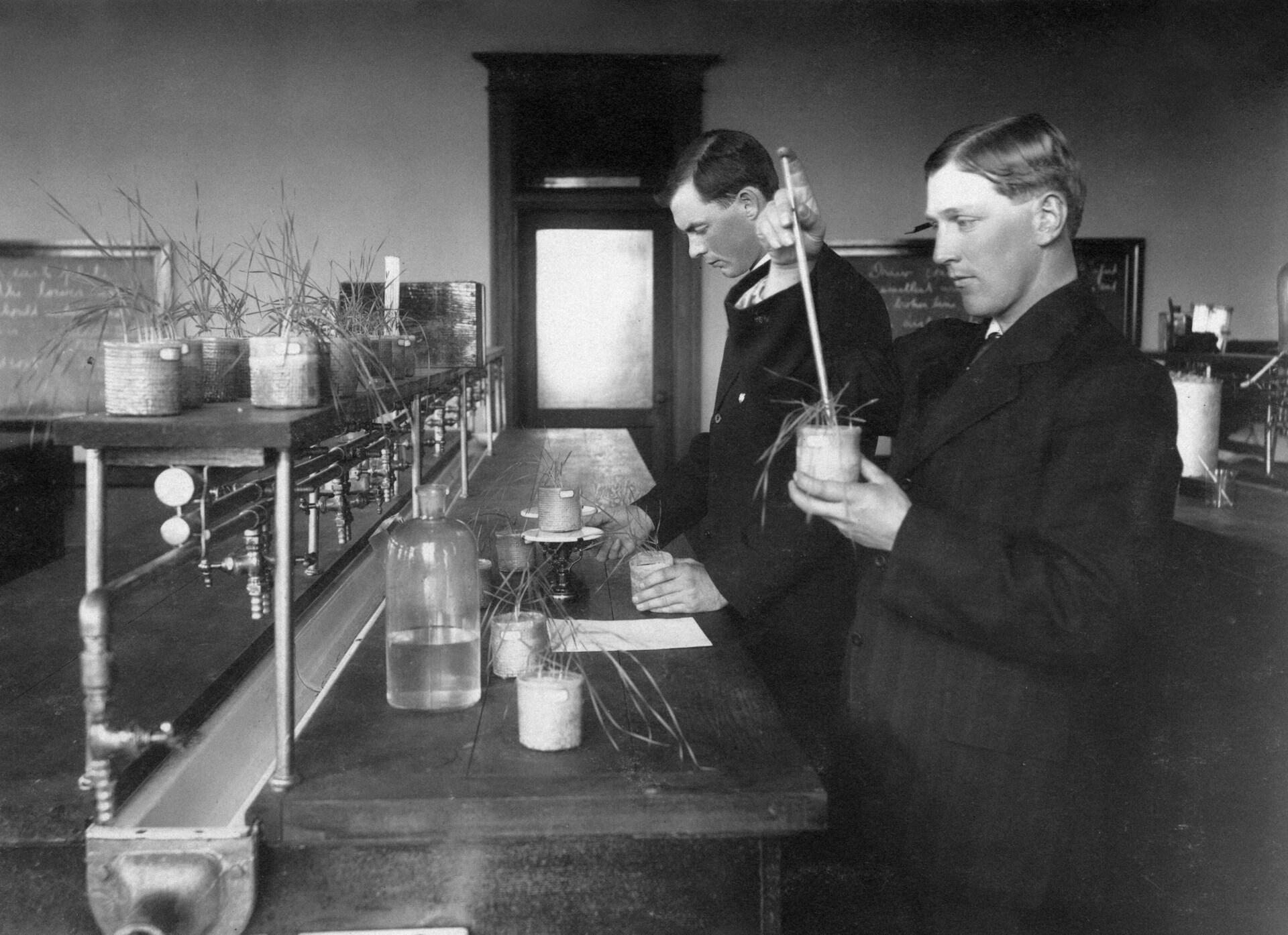 Fotografia storica di ricercatori in laboratorio durante esperimenti biologici, rappresentativa dell’evoluzione della ricerca scientifica in biologia.