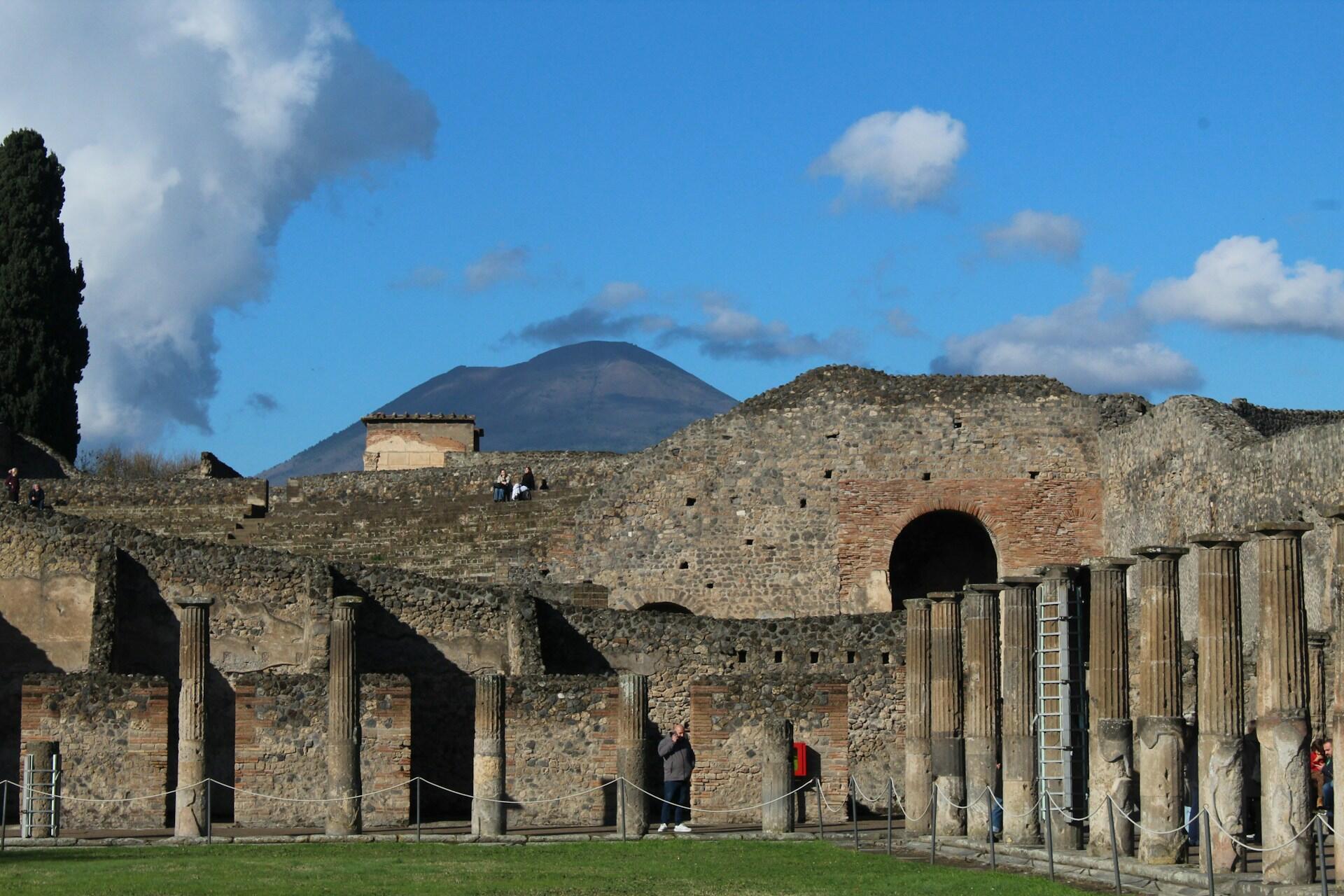 Dettaglio del sito di Pompei e il Vesuvio sullo sfondo.