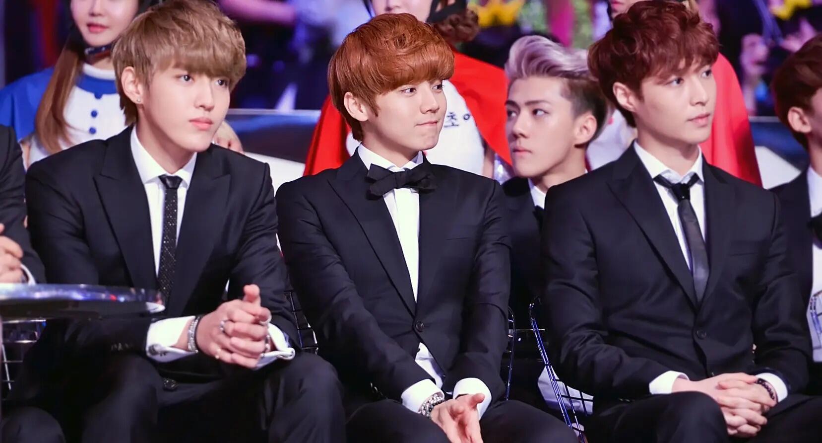 I componenti della celebre band EXO durante un evento. 