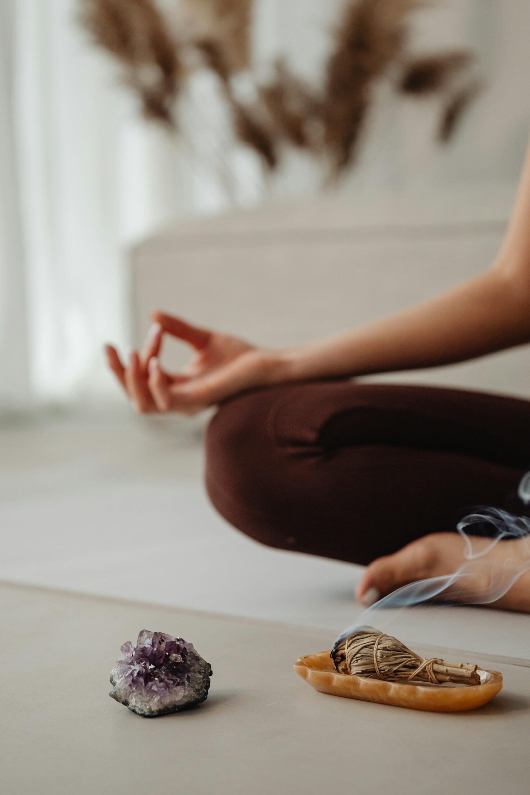 Ragazza medita utilizzando app meditazione gratis.