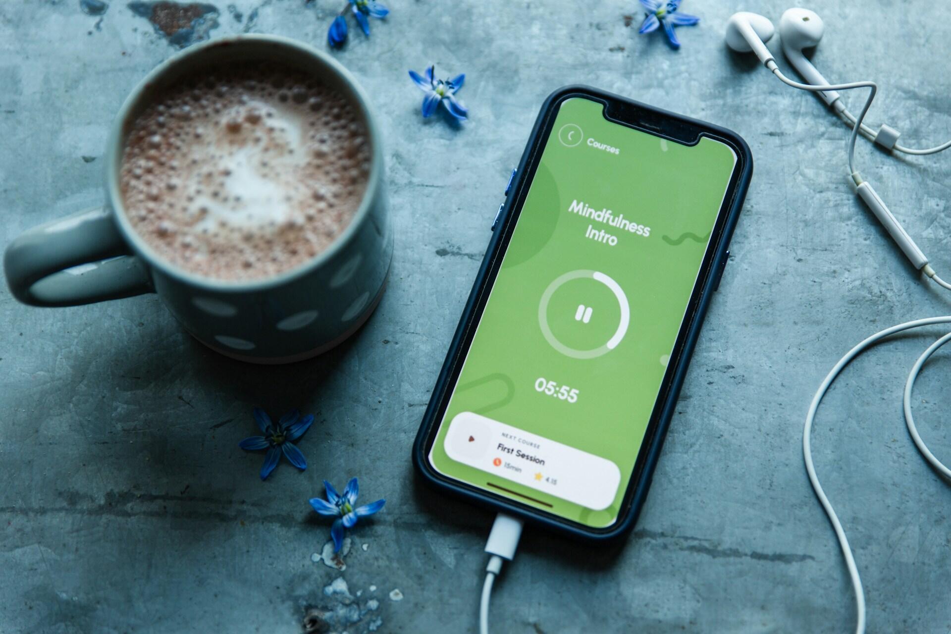 Smartphone con app mindfulness gratis.