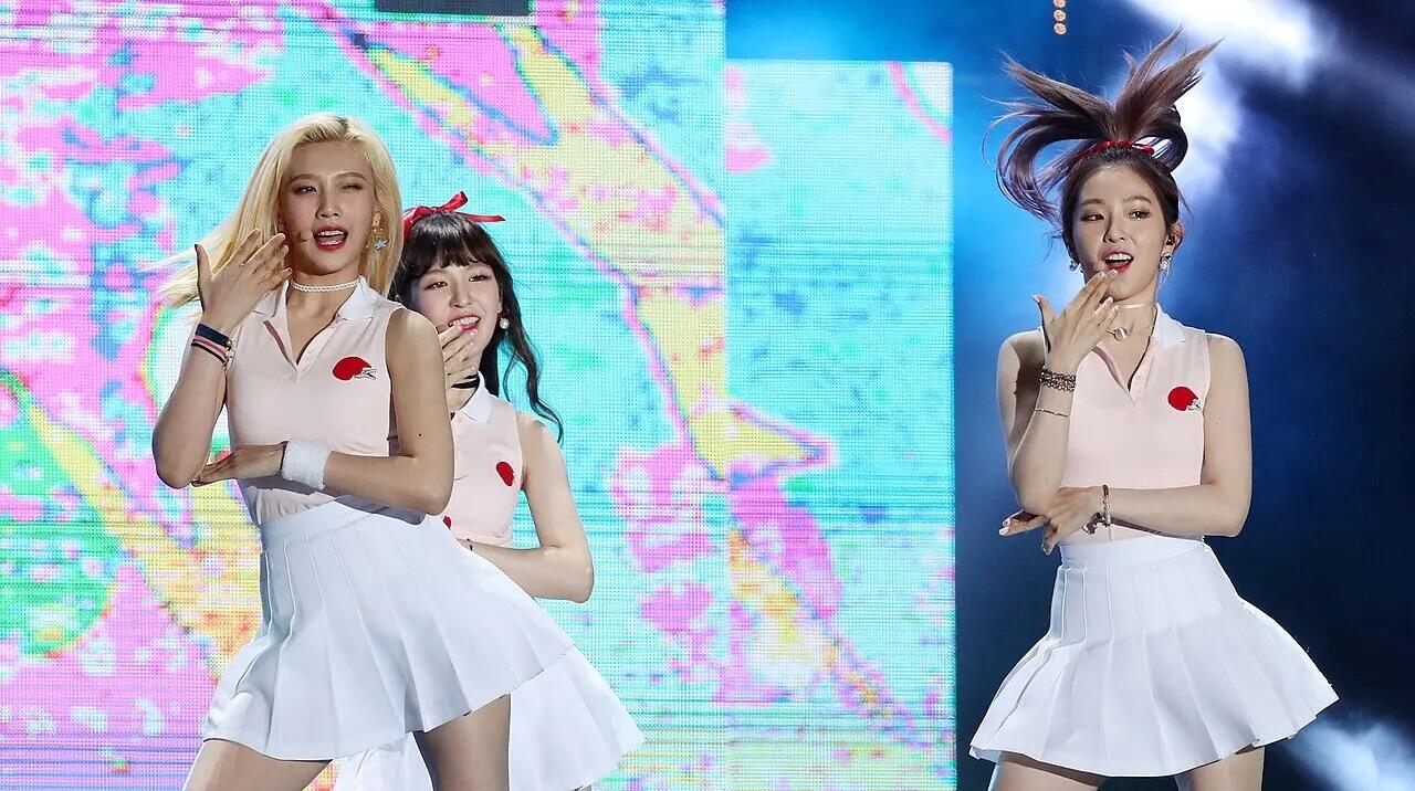 Le Red Velvet si esibiscono sul palco. 