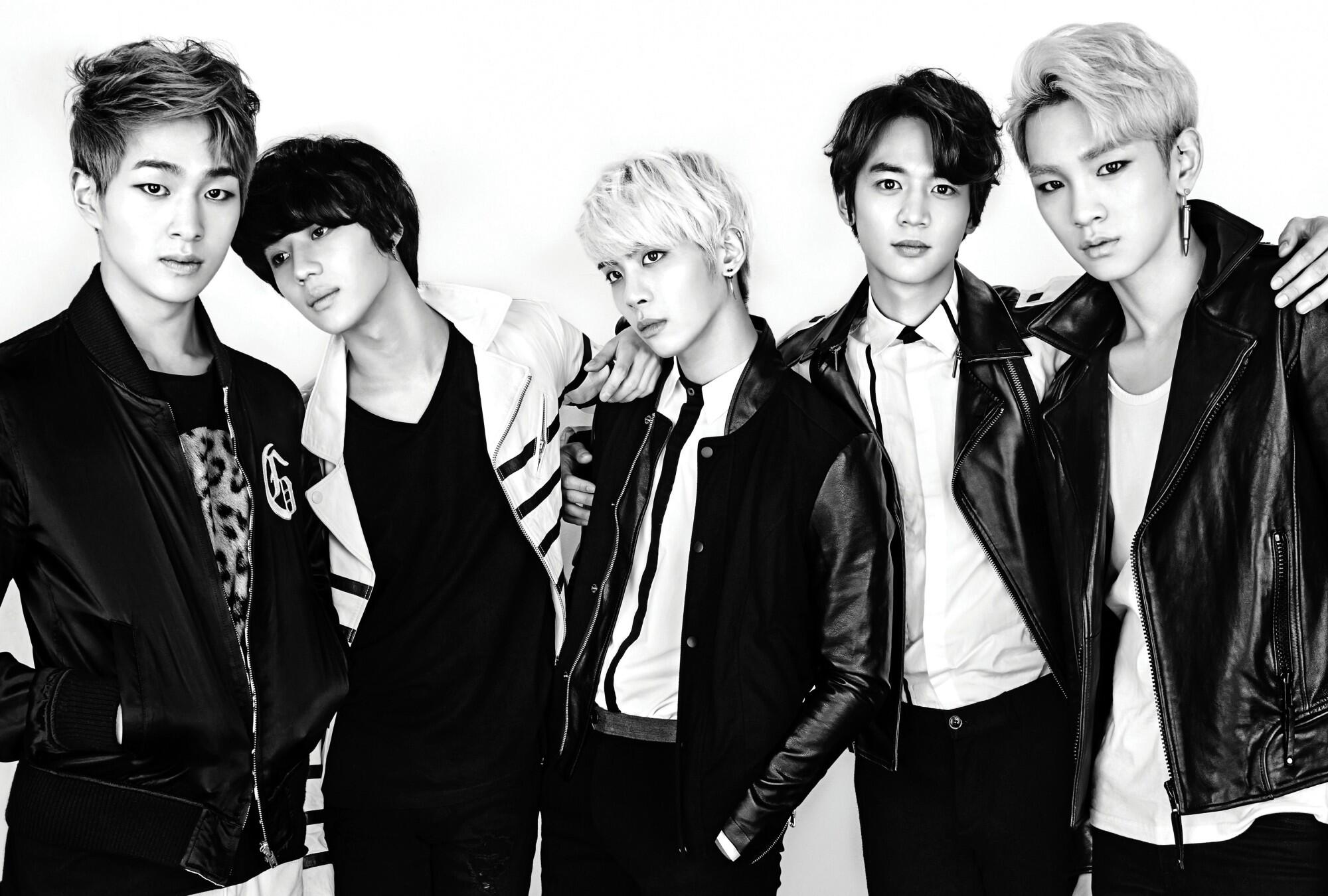 Una foto in bianco e nero della band SHINEE.