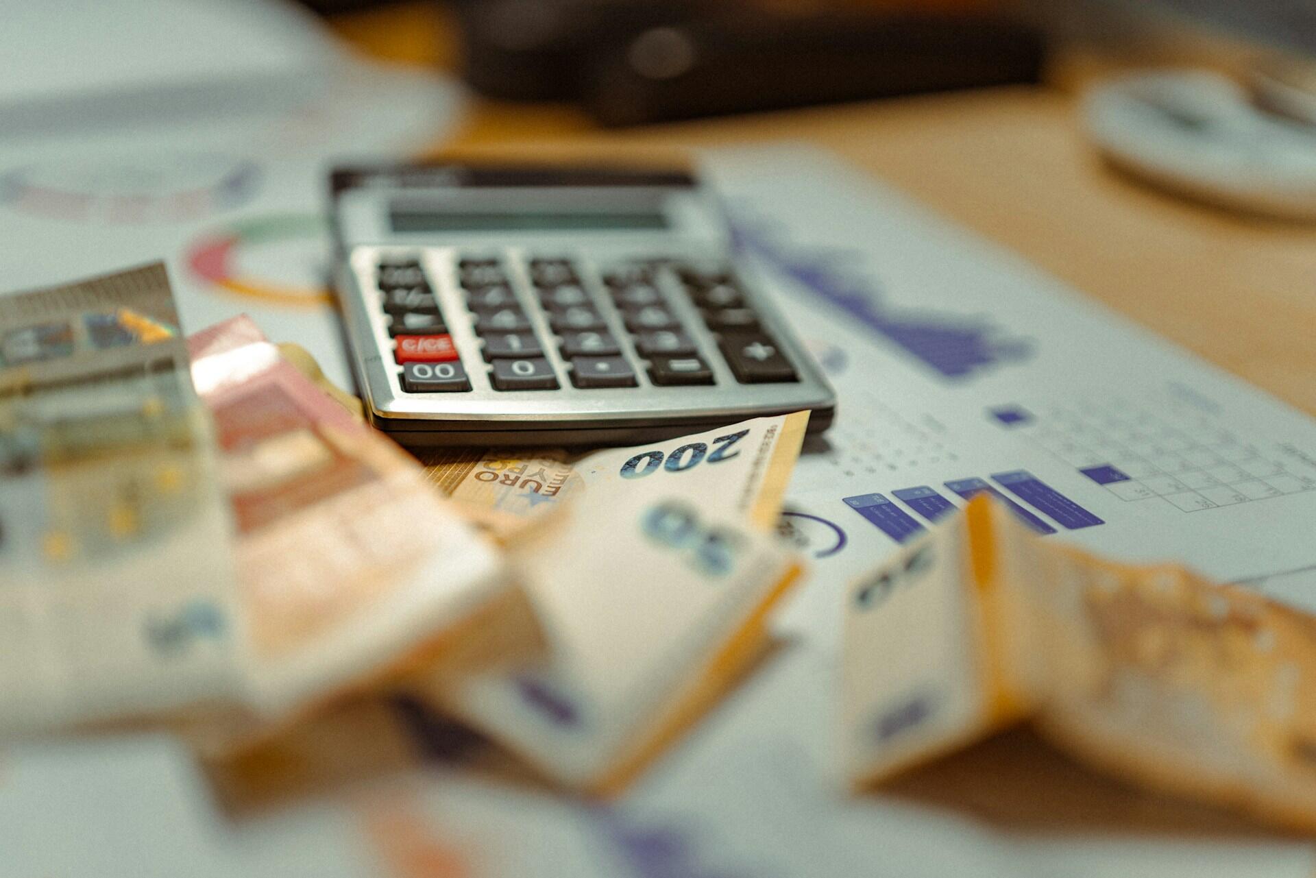 Calcolatrice e banconote: come calcolare lo stipendio insegnante superiori.