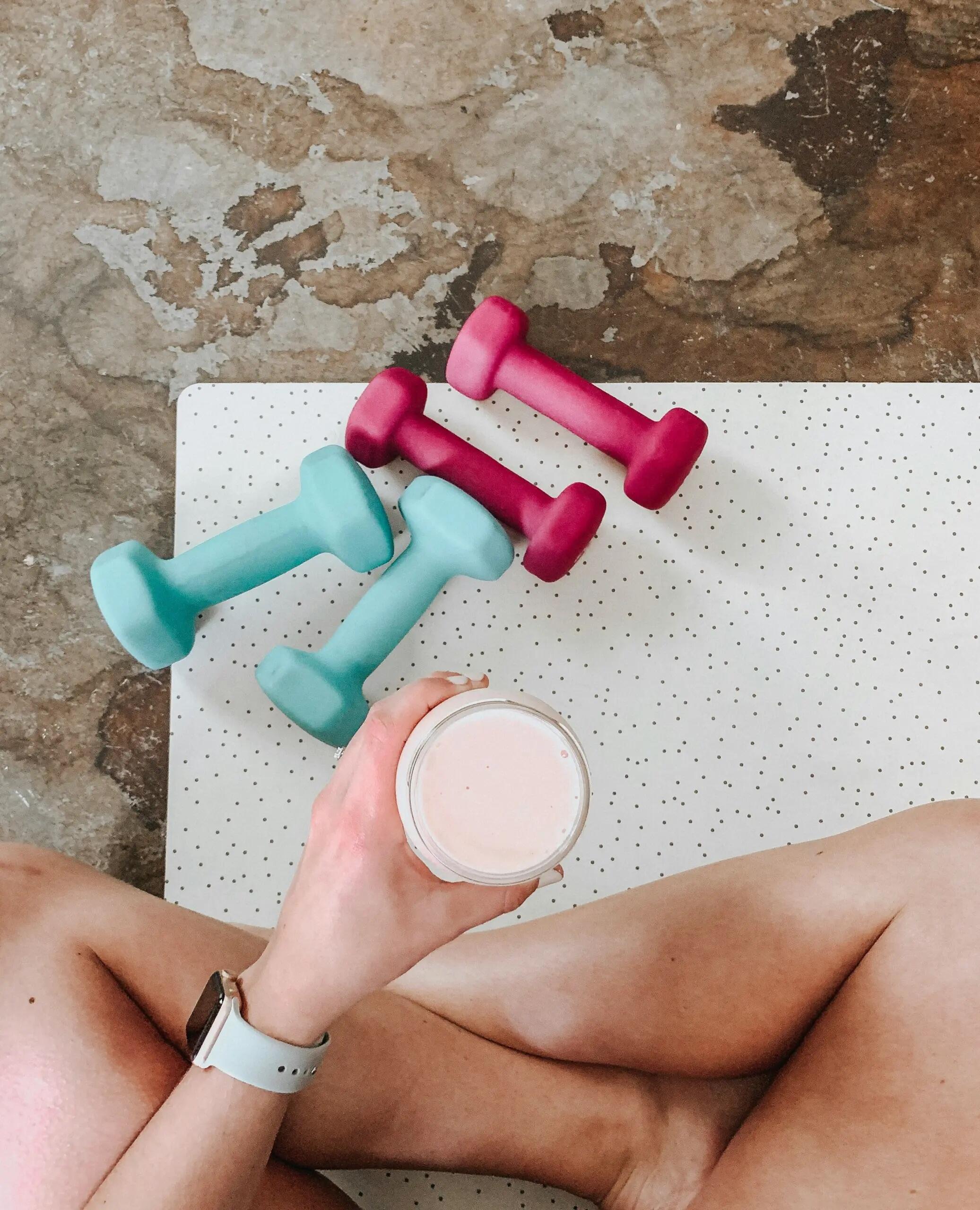 Una persona beve uno shake per recuperare proteine ed energie.