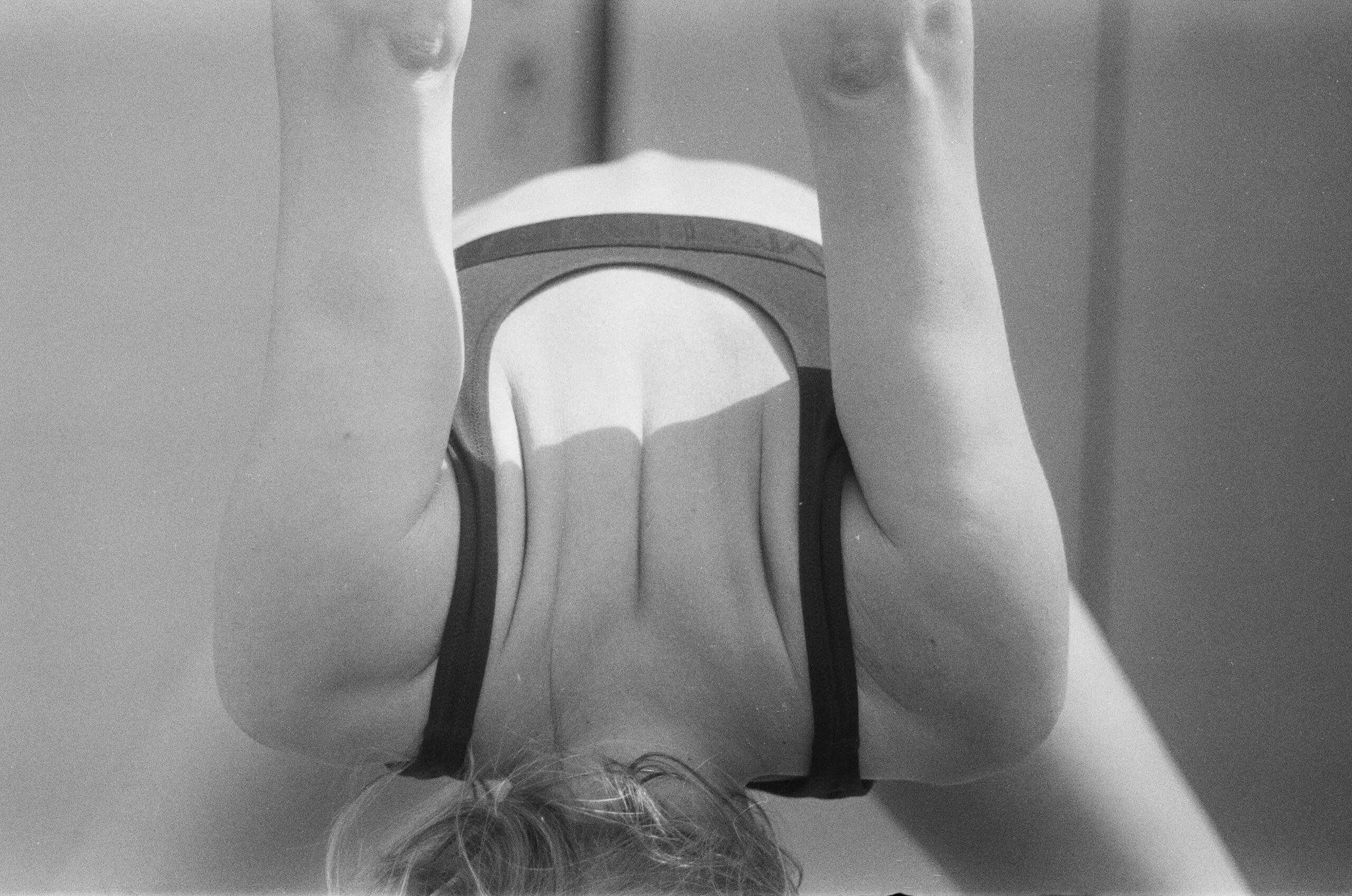 Una donna esegue stretching per la schiena dopo un allenamento intenso.