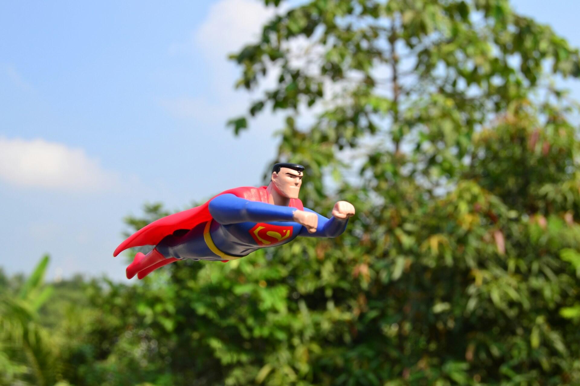 Un pupazzo di Superman vola sospeso a mezz'aria.