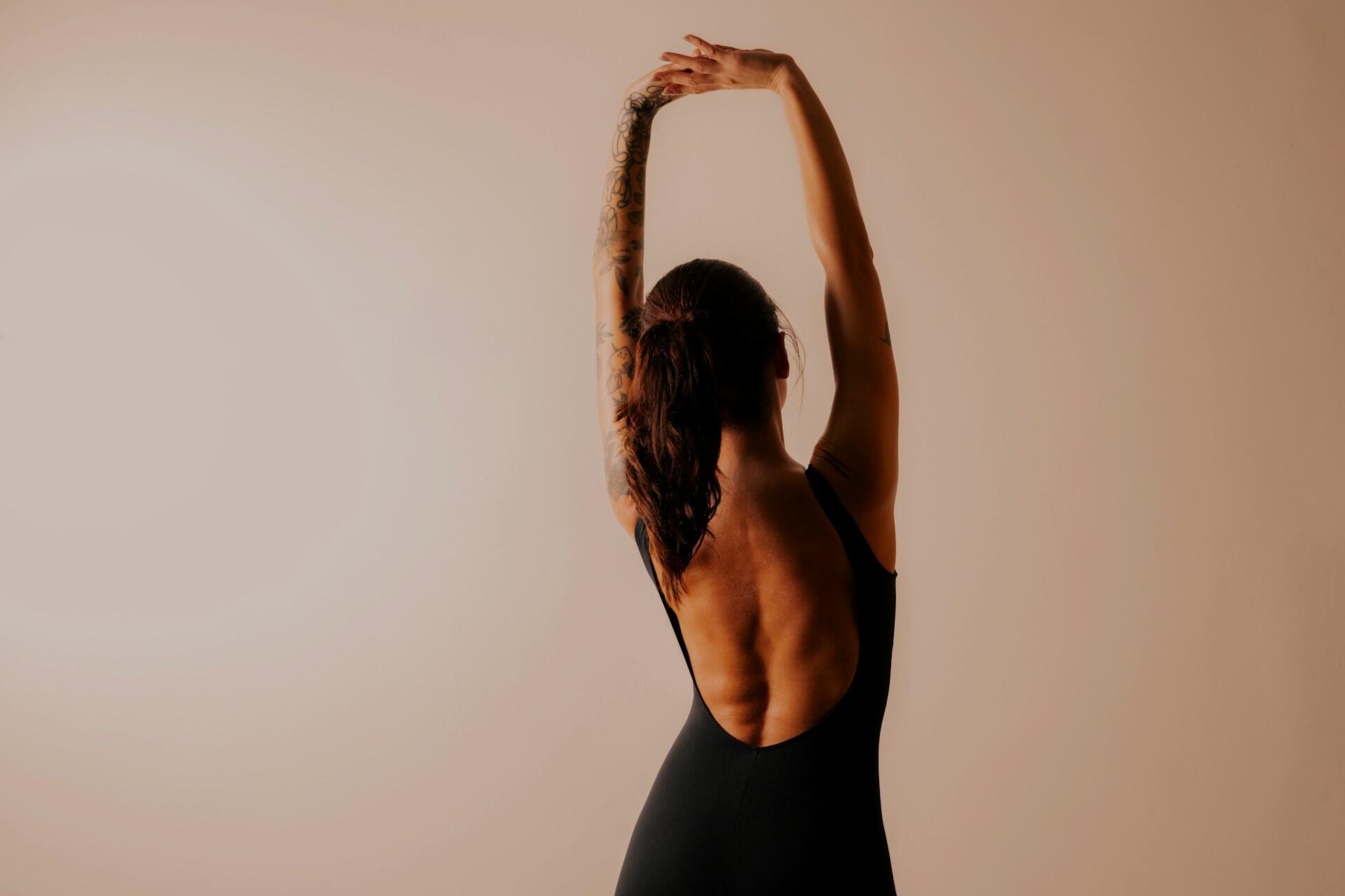 Ragazza esegue stretching addominali