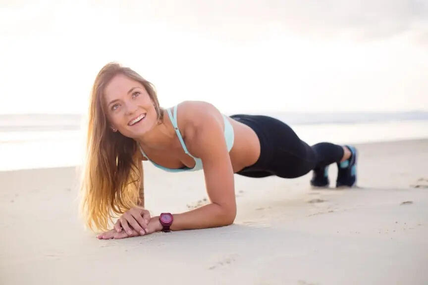 Ragazza esegue degli stretching addominali