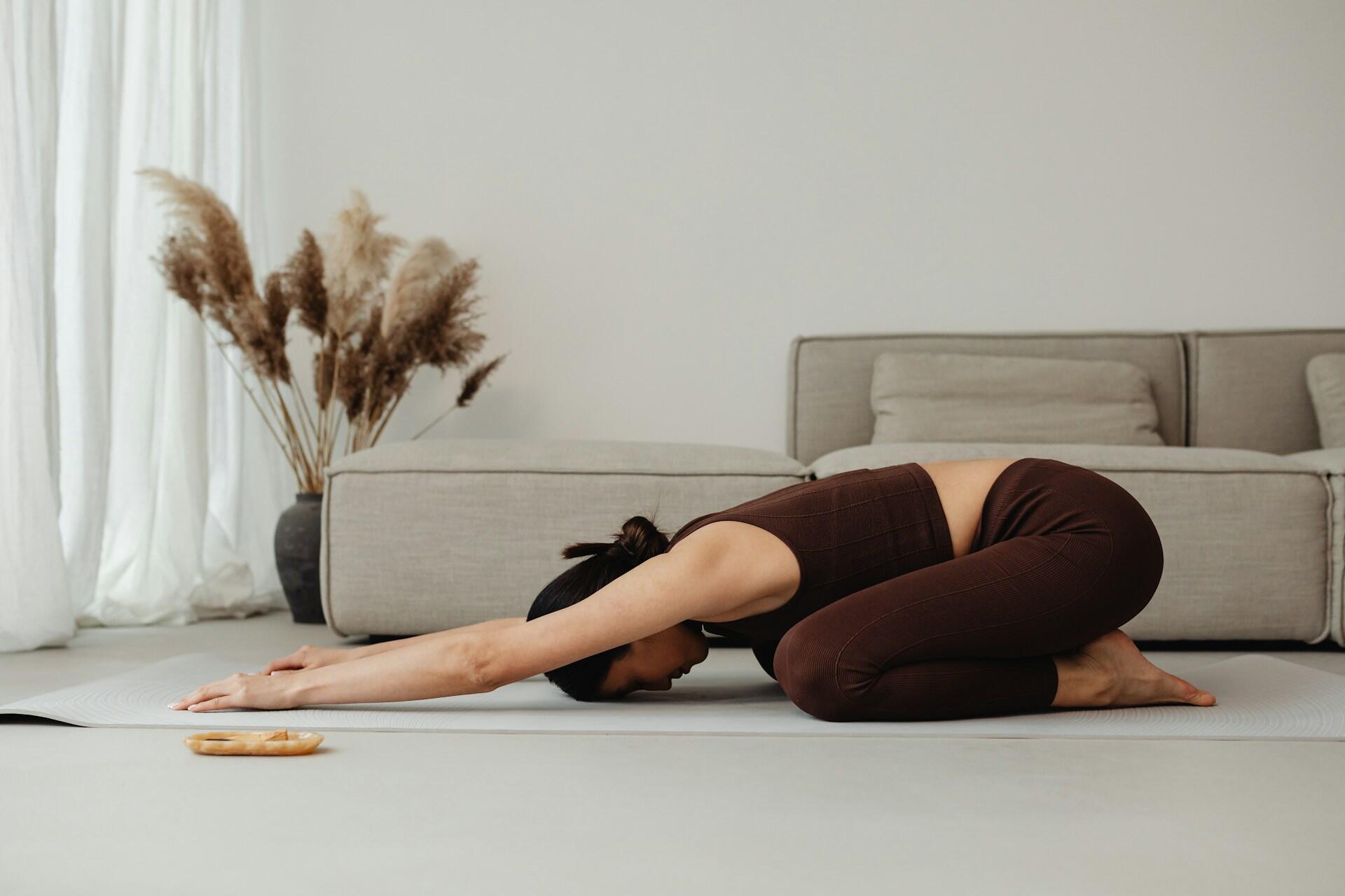 Ragazza esegue stretching addominali