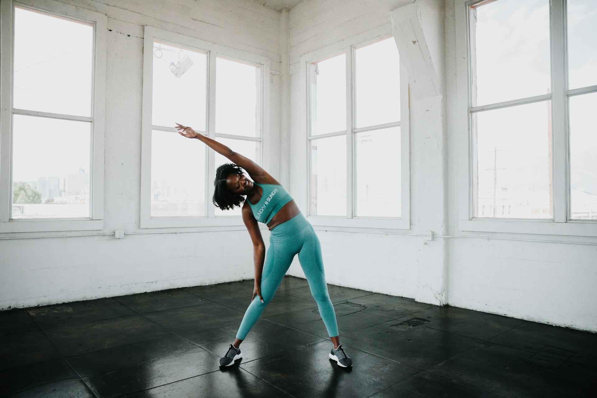 Ragazza esegue stretching addominali