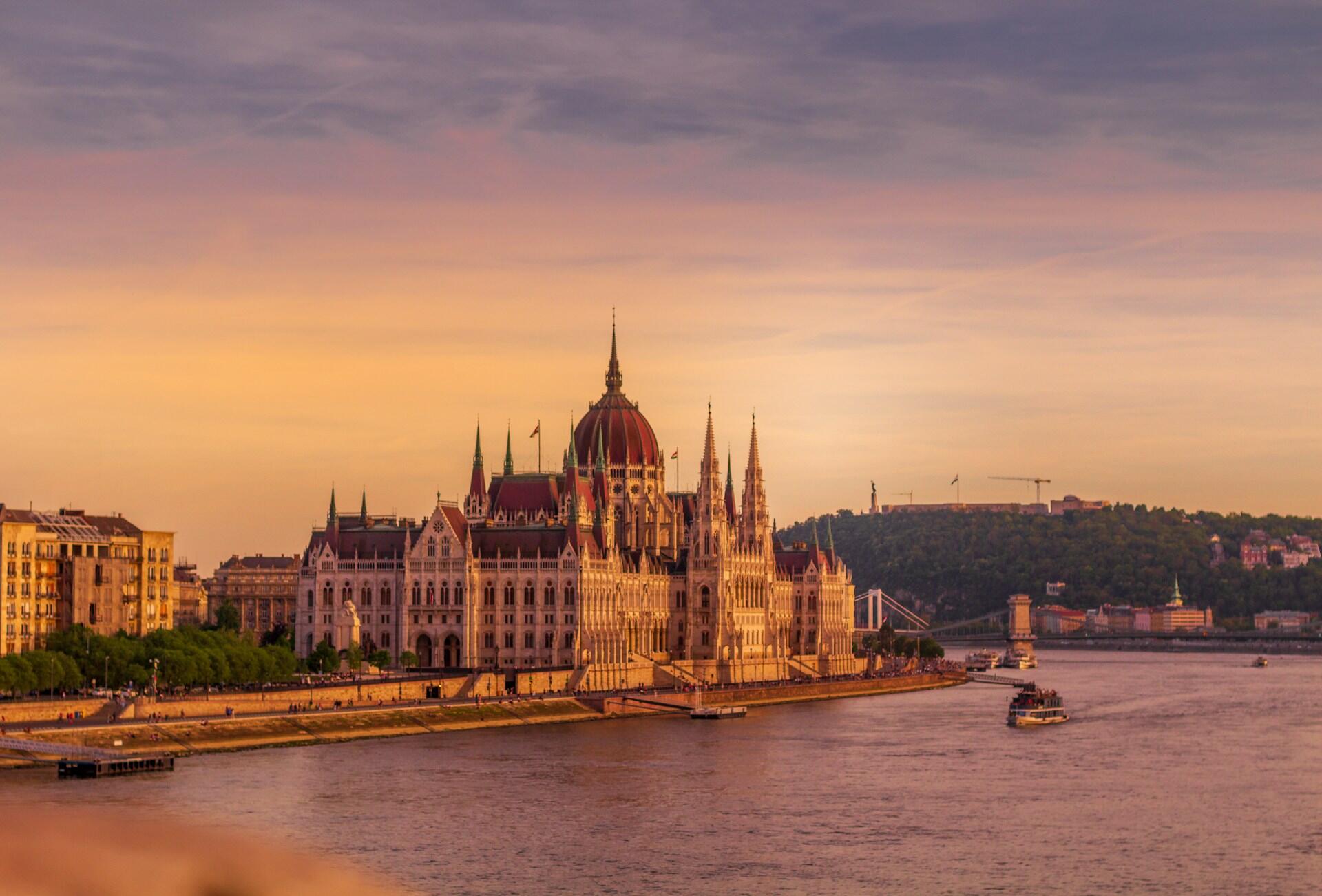 Una vista sul parlamento di Budapest.