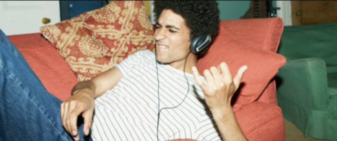 音楽を聞く男性