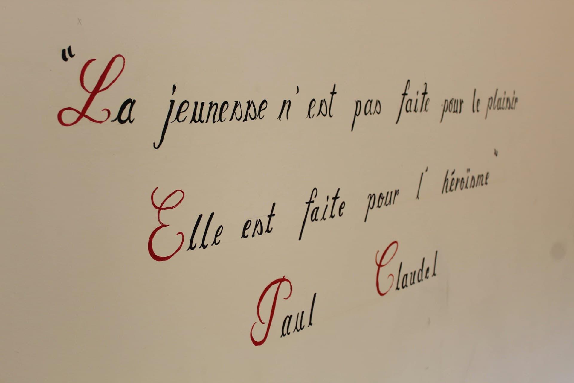 壁に書かれたフランスの詩人ポール・クローデルのフランス語の名言