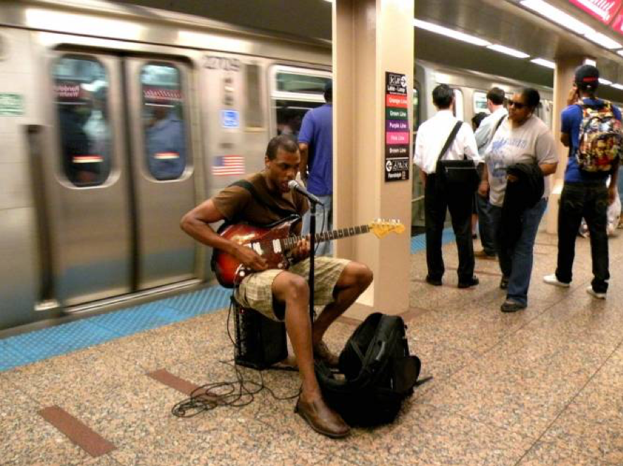 ギターを弾く男性