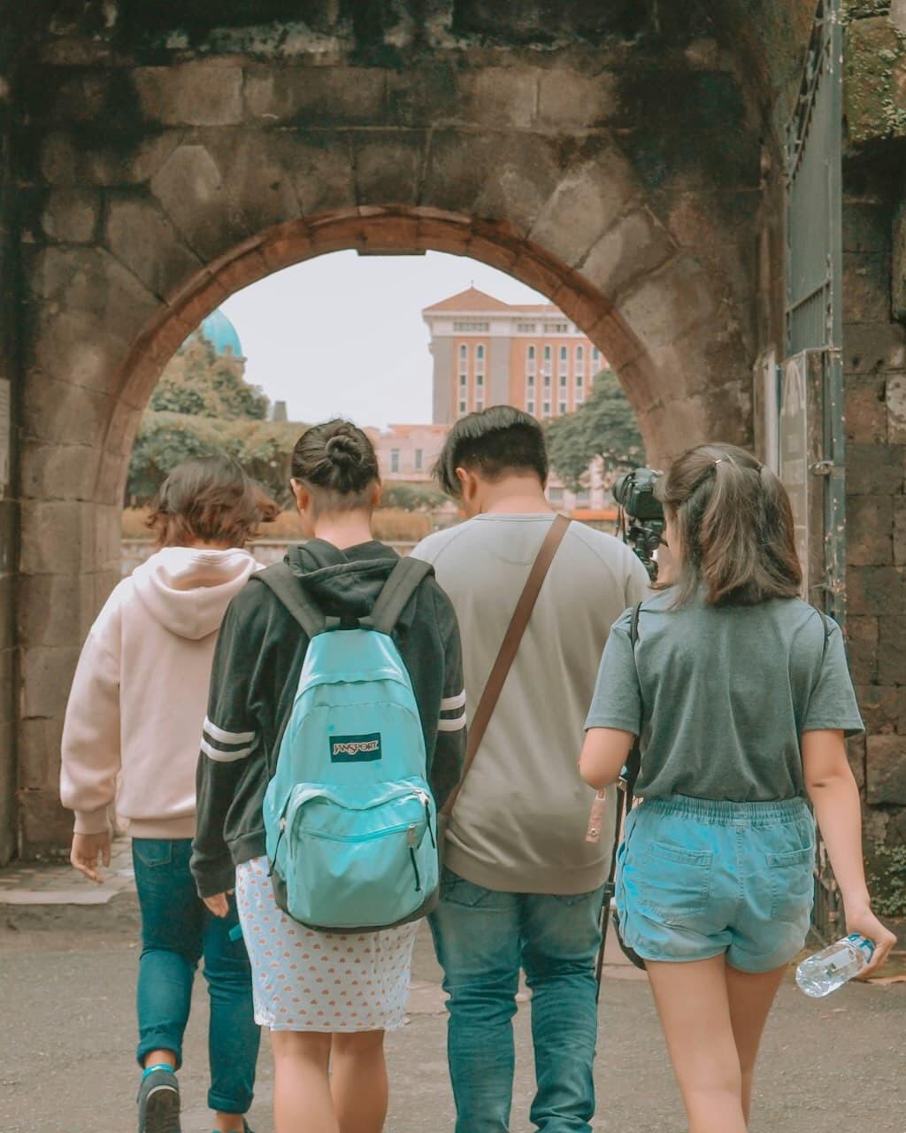 留学先の街を散策する若者たち