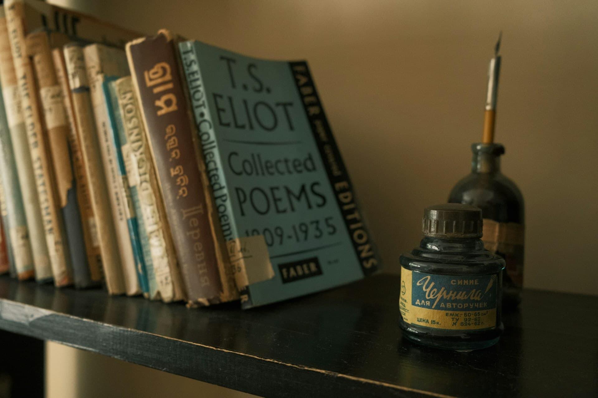 有名な詩人T.S.エリオットの詩集とインク瓶が置かれた書棚