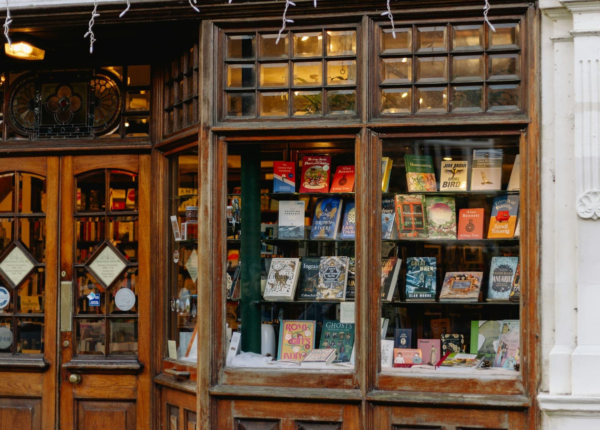 英国文学の書籍が並ぶイギリスの書店ショーウィンドウ