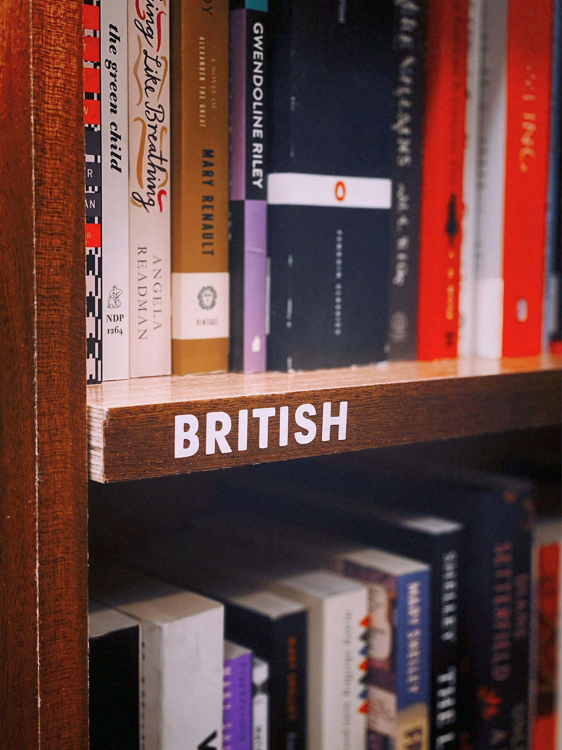 「BRITISH」と表示された棚に並ぶ英国文学の書籍