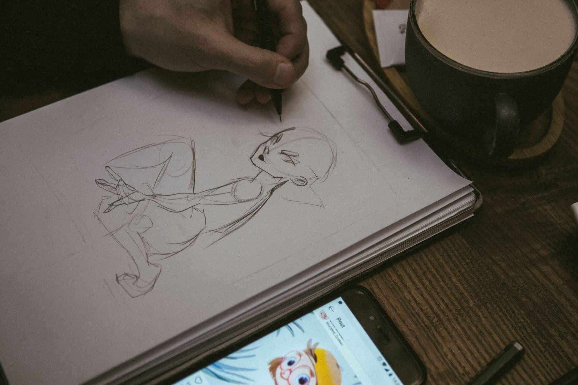 スマホを見ながらキャラクターを模写する様子