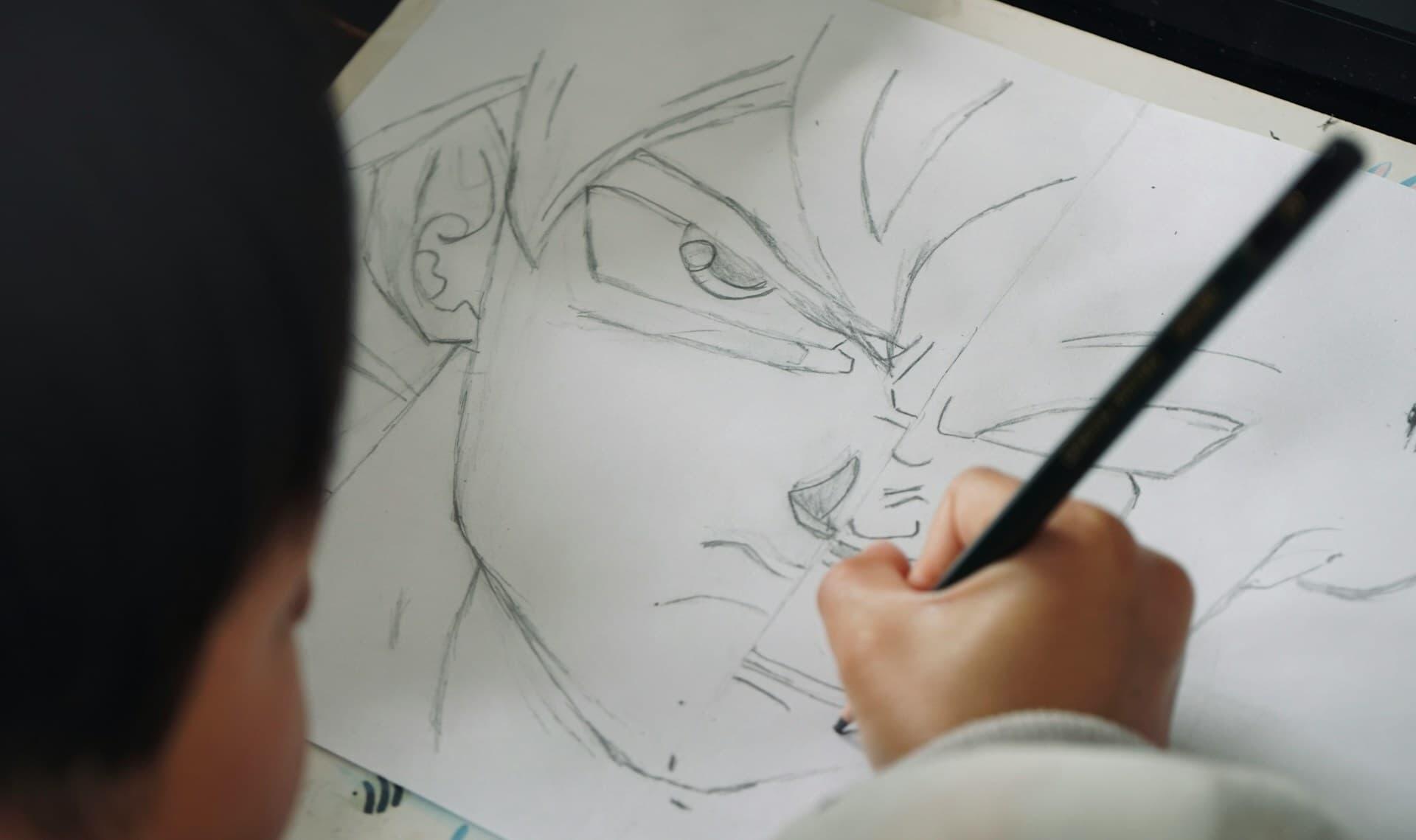 鉛筆でアニメキャラの顔を描く様子